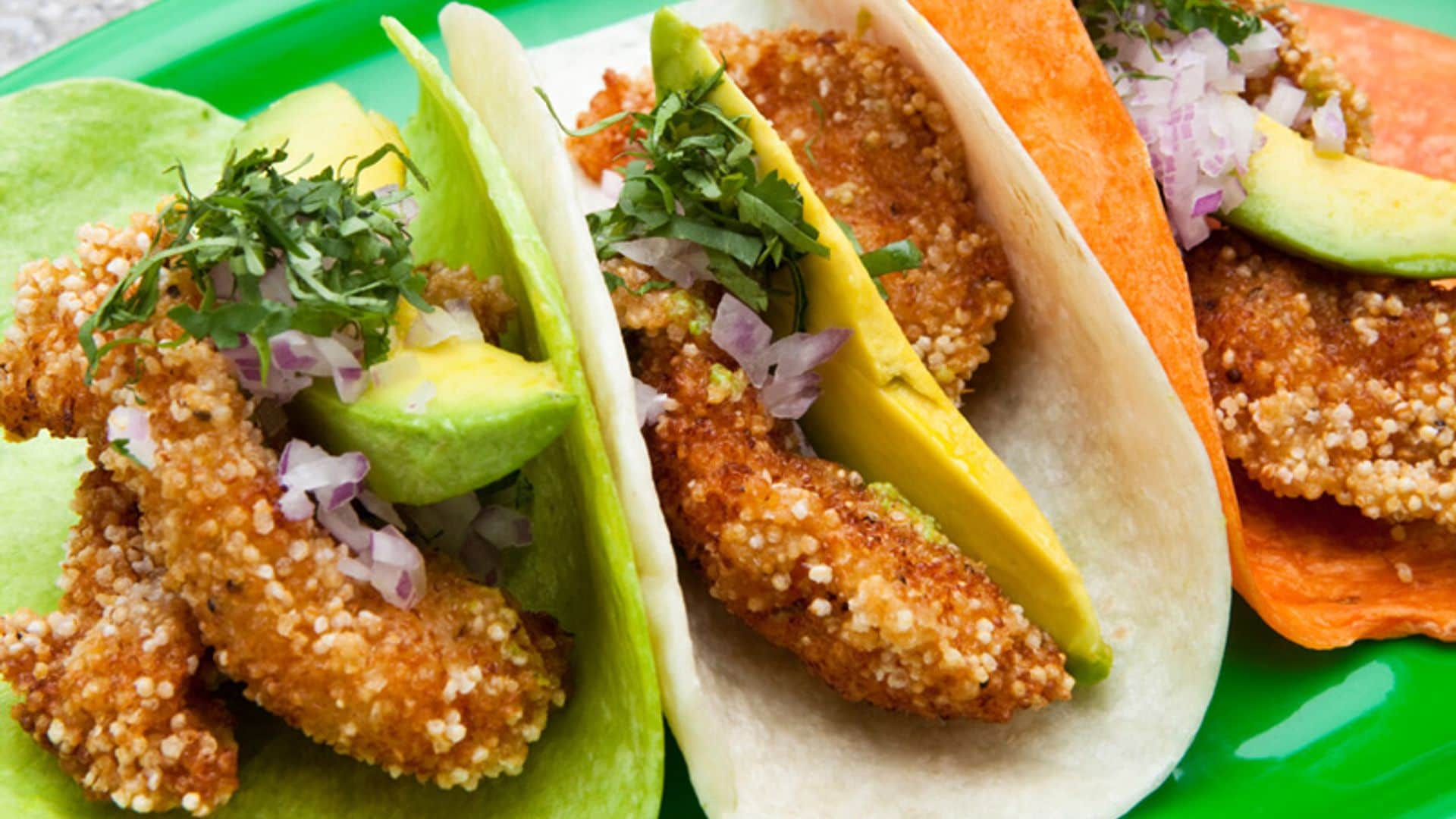 Tacos de gambas con amaranto, aguacate y cilantro