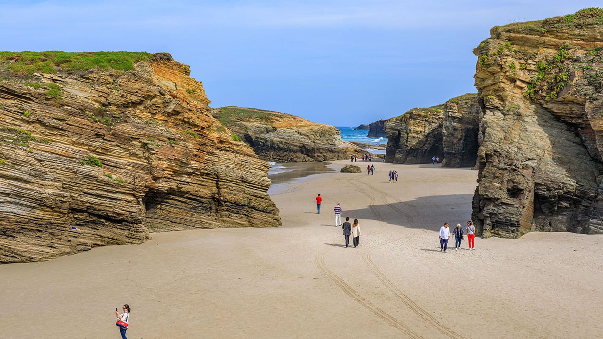 Las Catedrales, la playa que aparece y desaparece al ritmo de las mareas