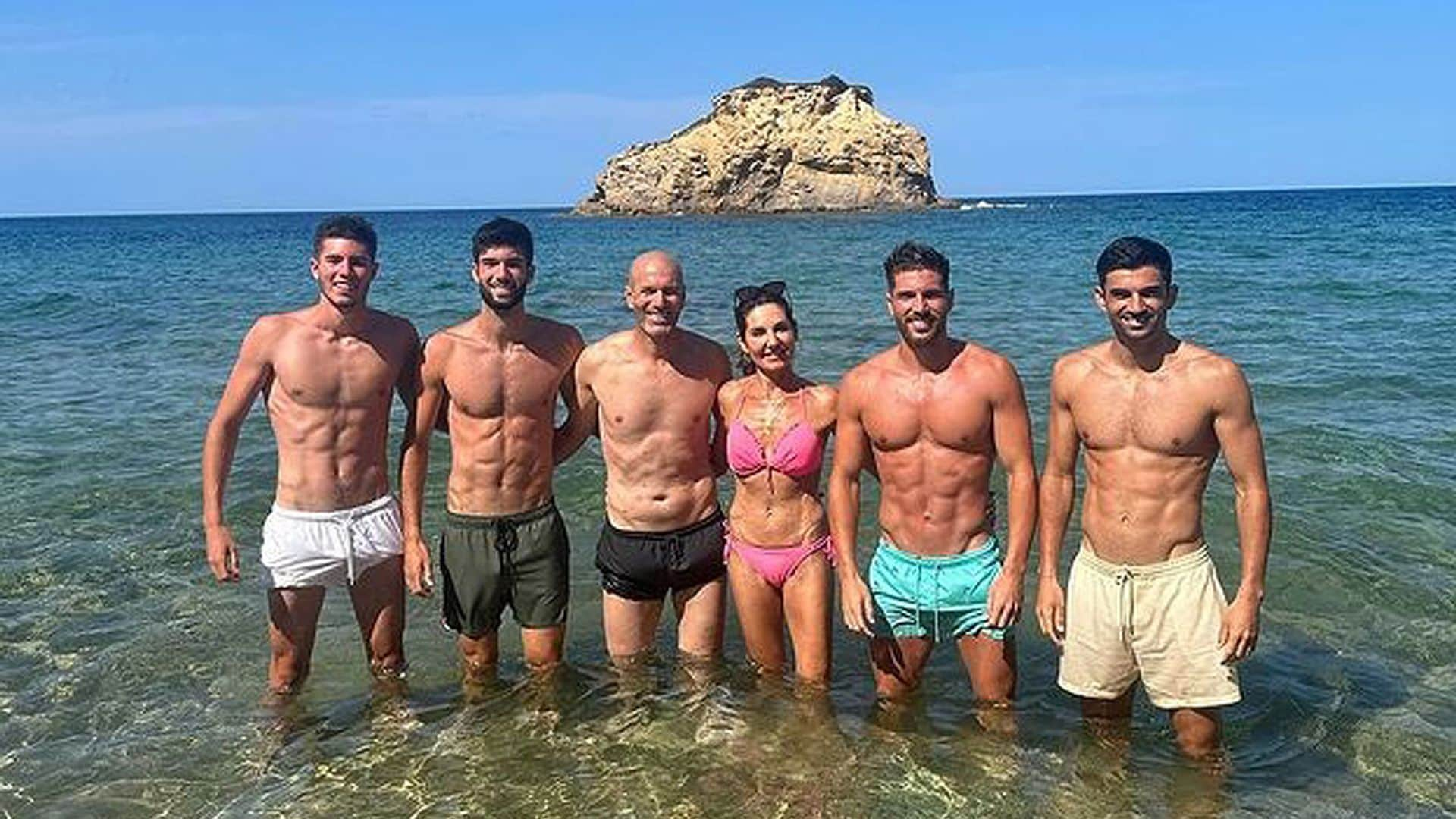 El impresionante posado en bañador de la familia Zidane que está causando furor