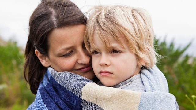 madre abraza a su hijo