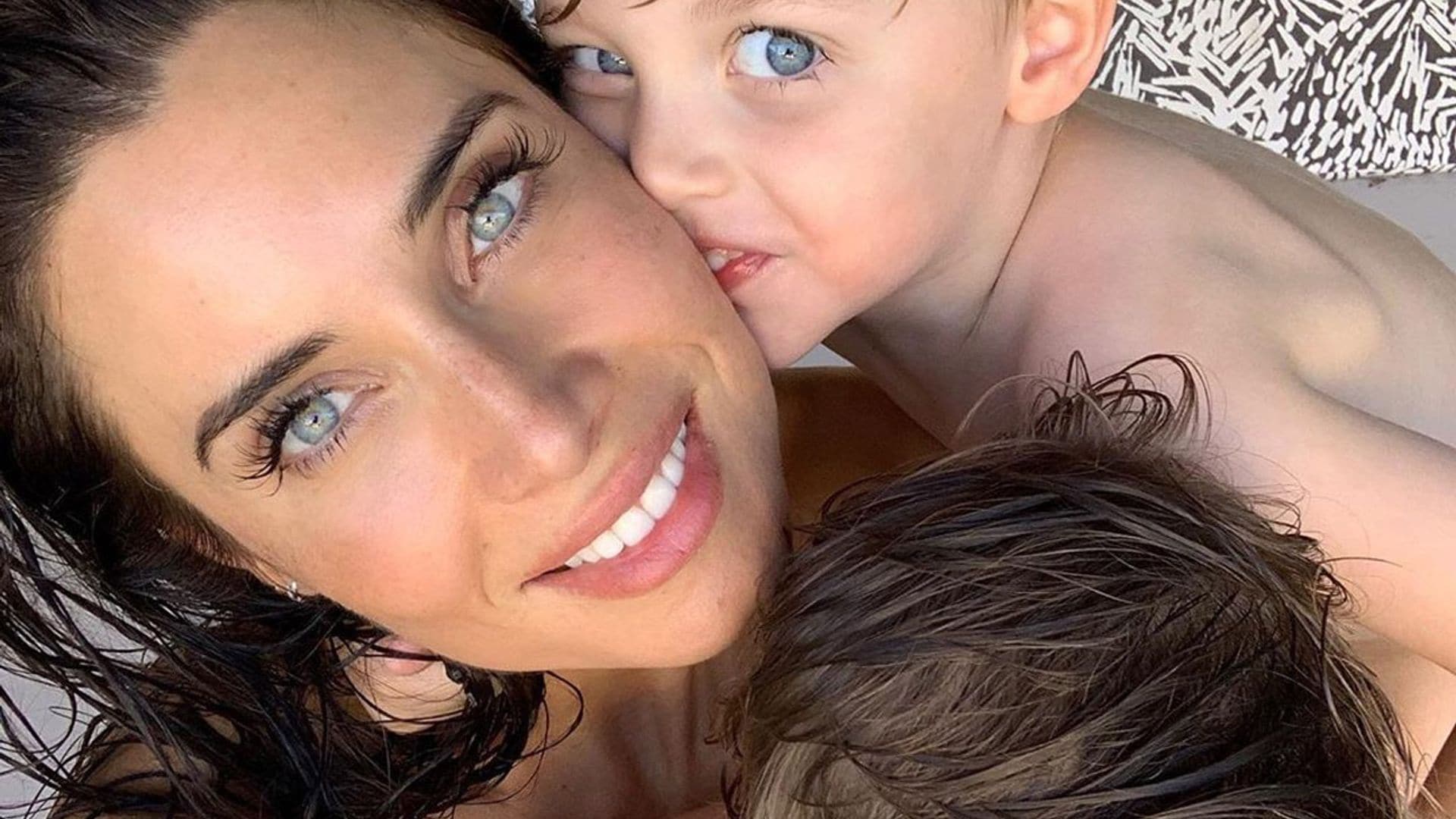 Pilar Rubio, a punto de dar a luz, disfruta de una tarde al piano con su hijo Marco