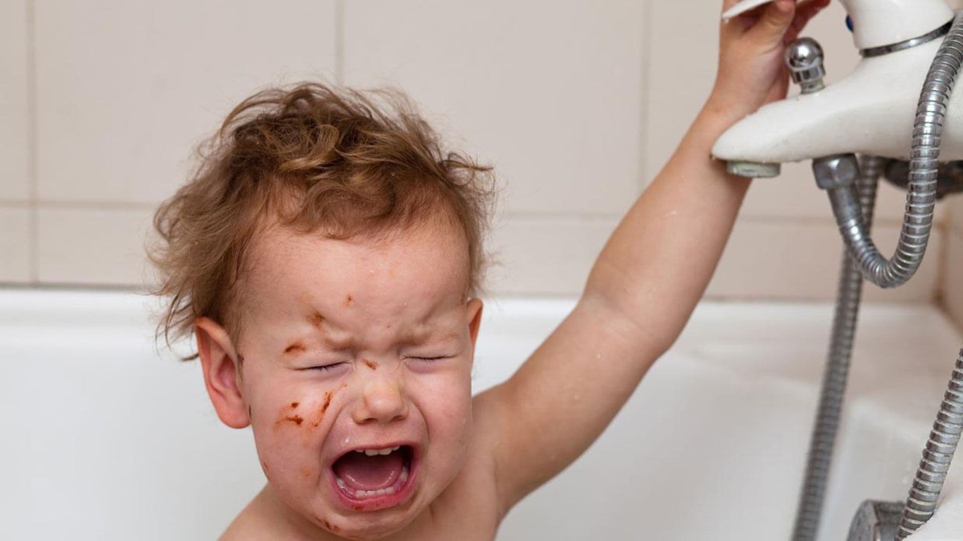 ¿Tu hijo llora cada vez que tienes que bañarlo? Trucos para lograr que sea un momento placentero