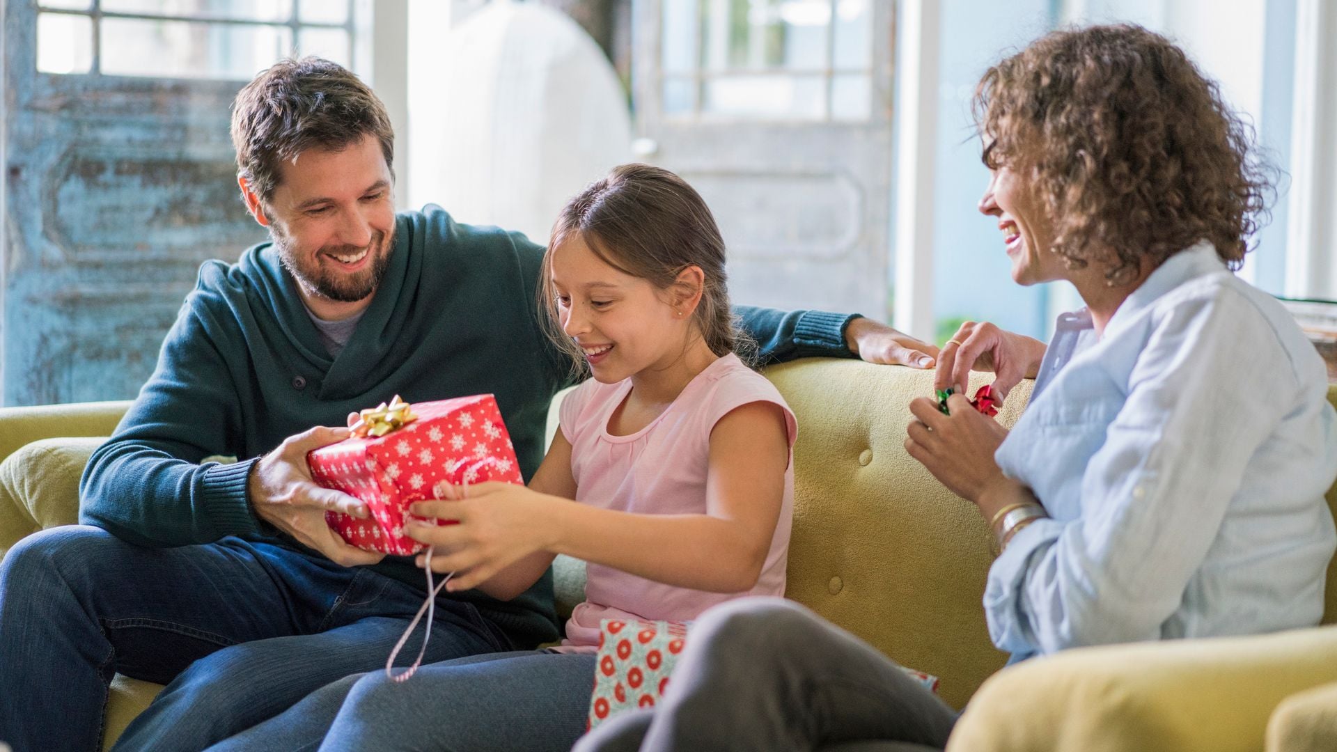 Padres dan a su hija un regalo