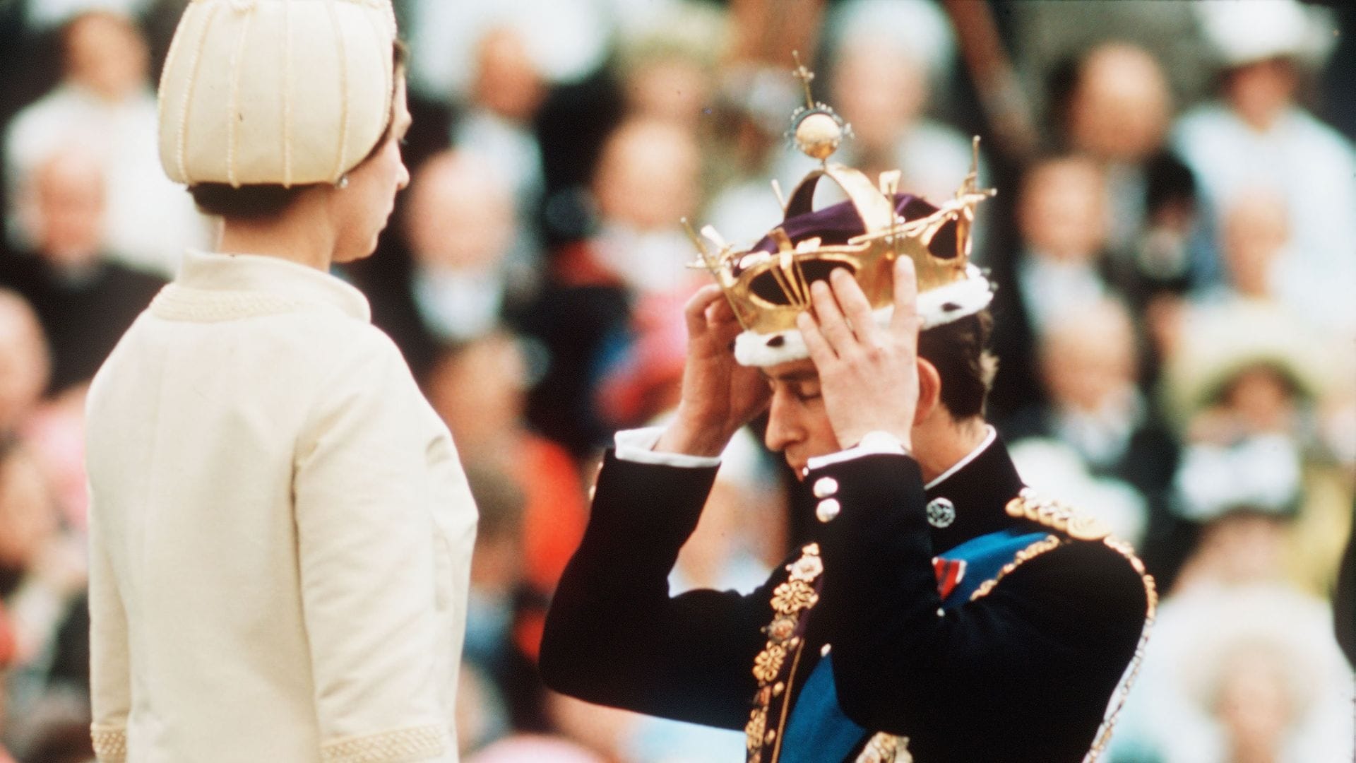 Investidura de Carlos III como príncipe de Gales el 1 de julio de 1969 ante Isabel II