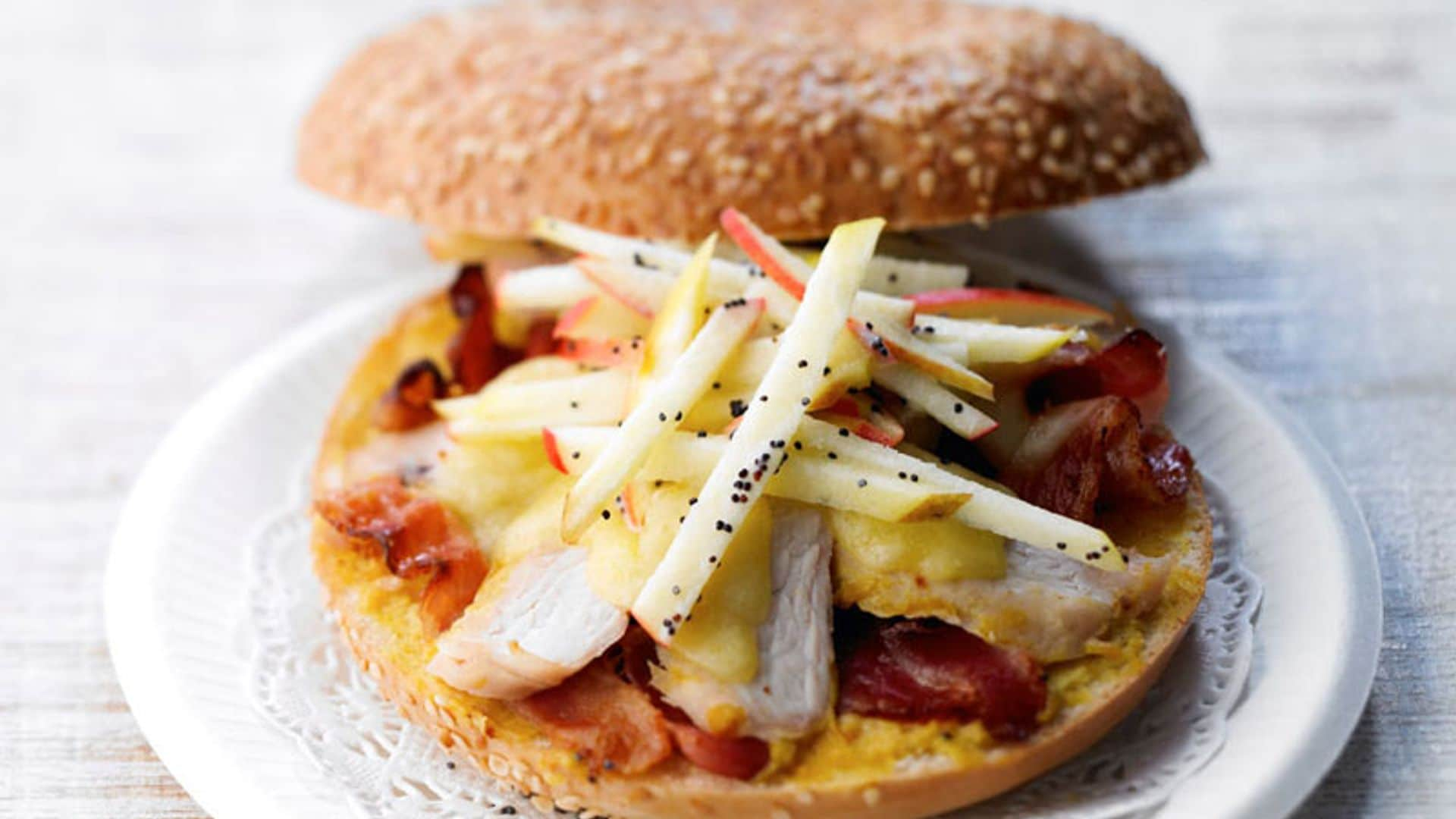 'Bagel' de pollo con beicon y manzana