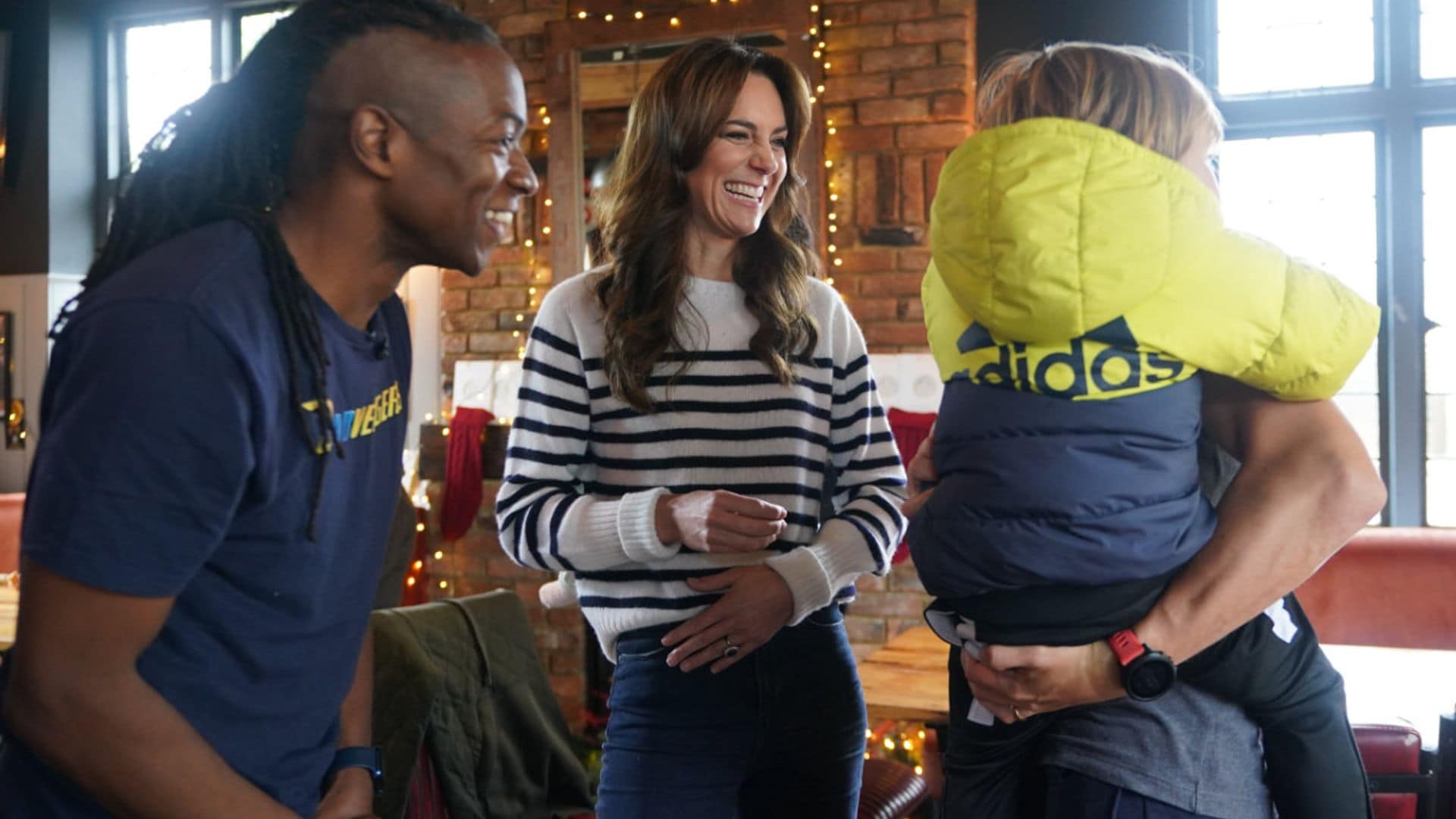 Kate Middleton elige un conjunto 'navy' otoñal para su visita a una comunidad de padres en Londres