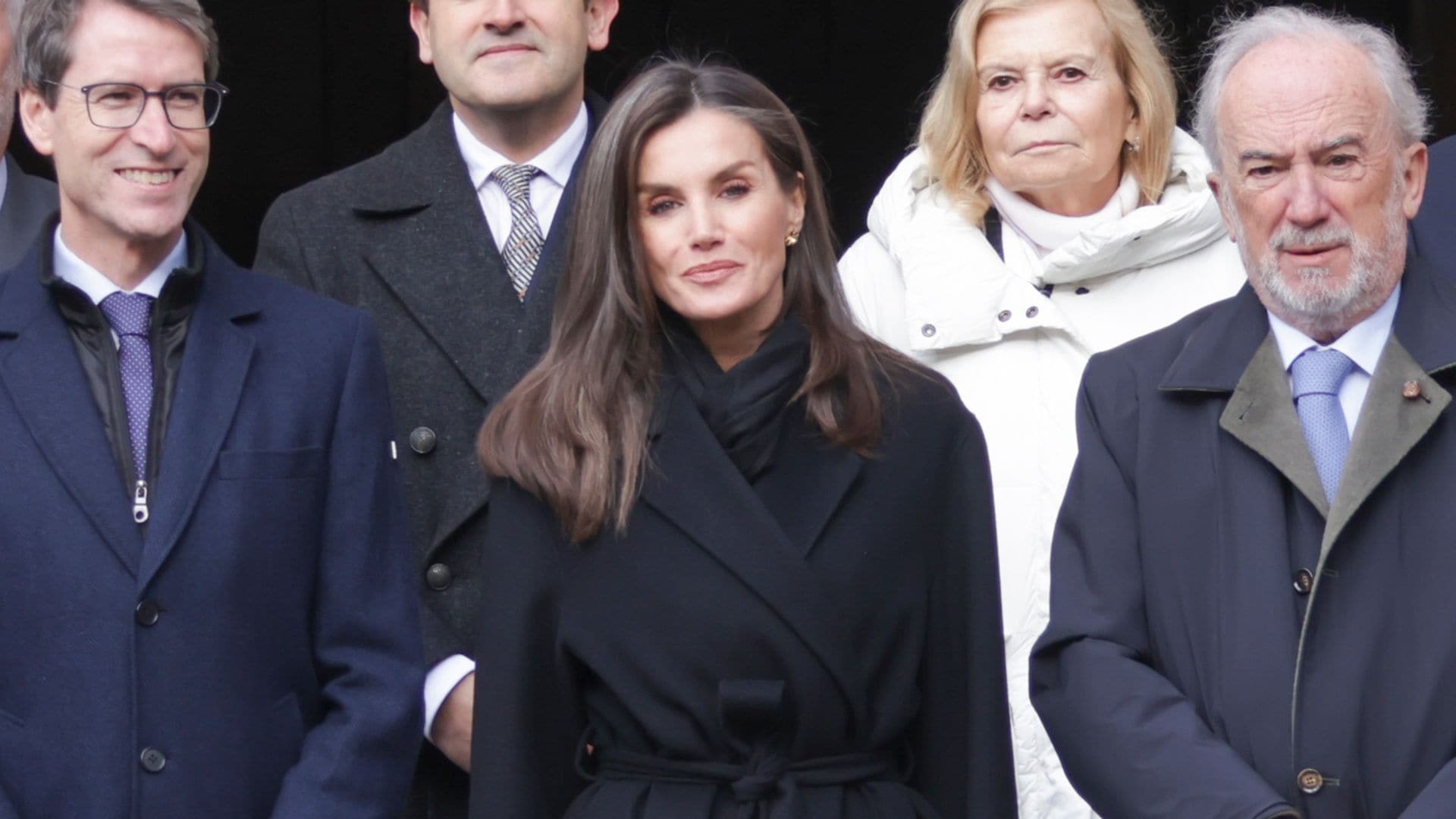 La reina Letizia recupera en La Rioja sus básicos de otoño más cómodos y rinde homenaje a Isak Andic