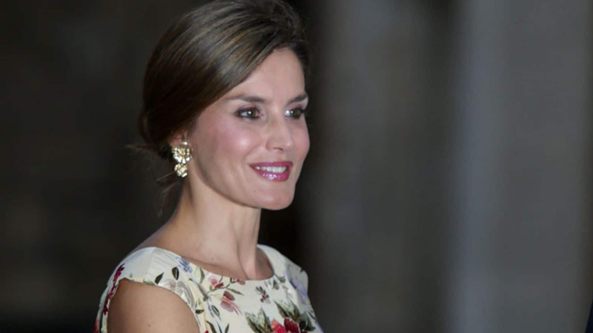 Letizia estrena un vestido que recuerda a los mantones de Manila para la recepción en el Palacio de La Almudaina