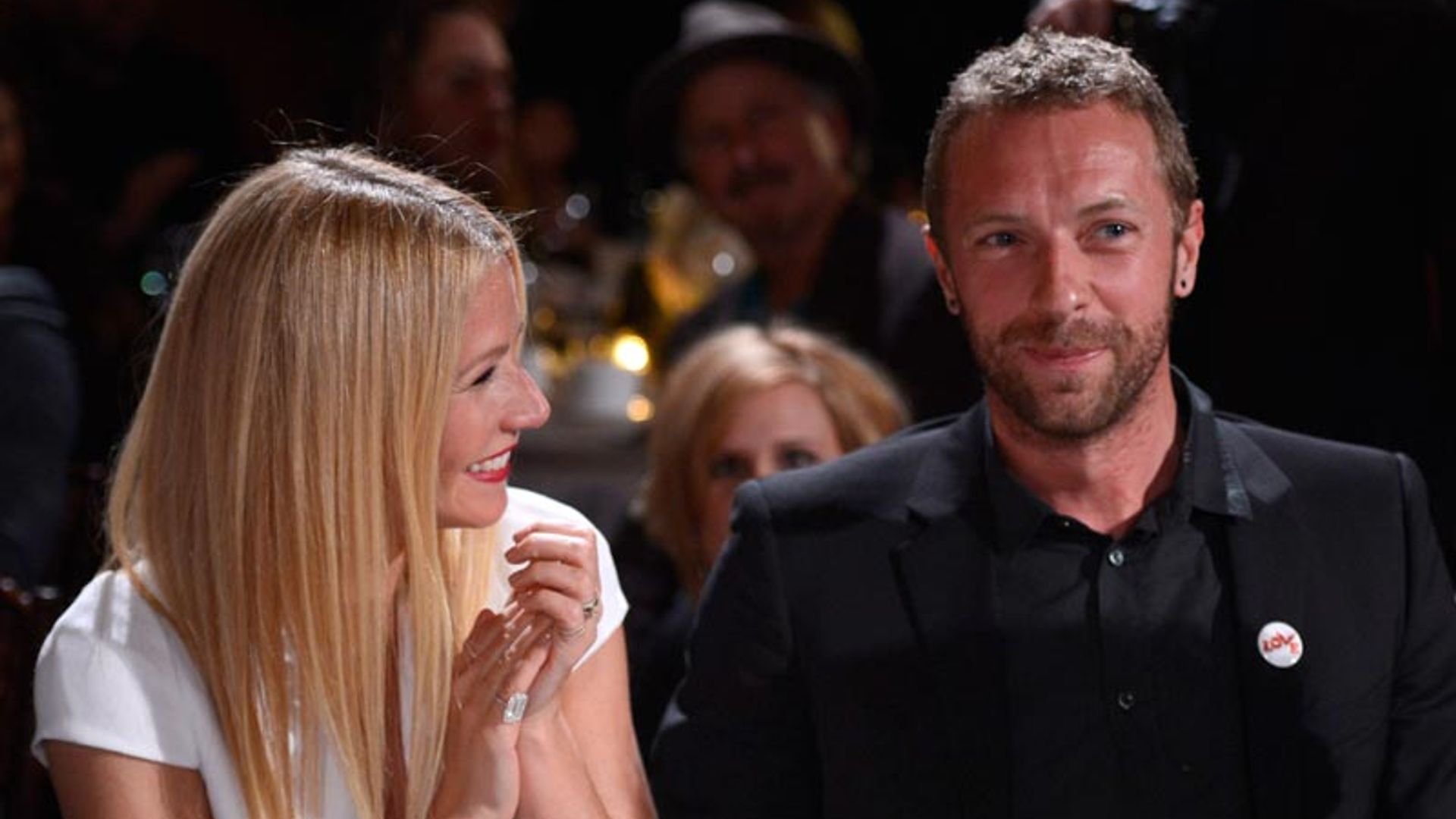 Apple, hija de Chris Martin y Gwyneth Paltrow, canta con su padre... ¡no te pierdas la reacción de los fans!