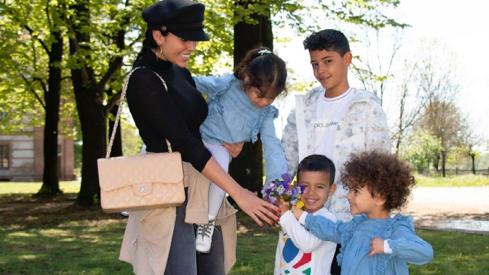 Con sus nuevos uniformes y muy ilusionados: los hijos de Cristiano y Georgina empiezan el cole en Manchester