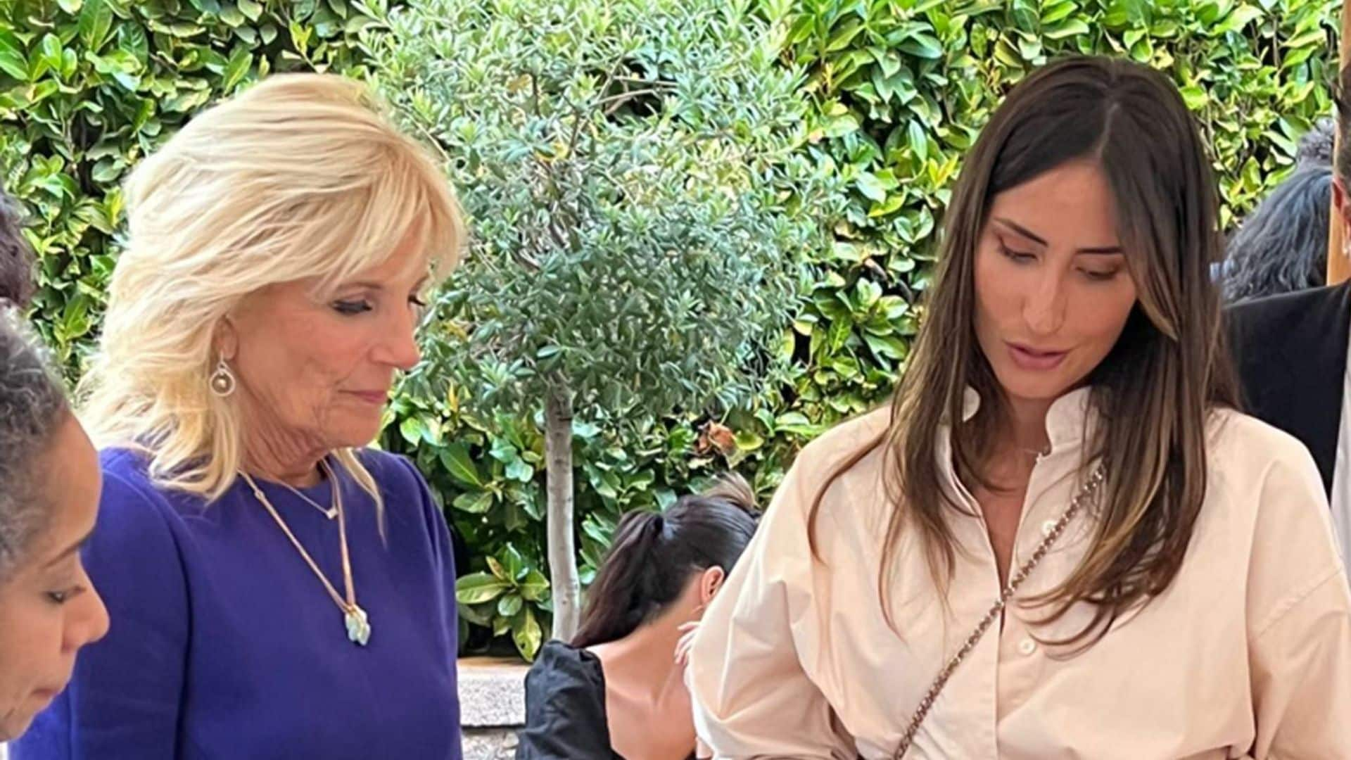 Rachel Valdés muestra el regalo que dio a Jill Biden en su fiesta en la embajada