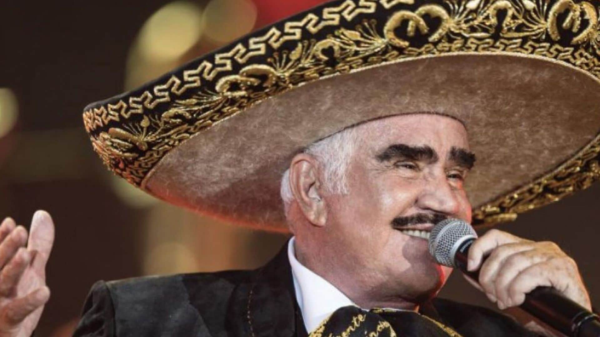 Hijo de Vicente Fernández confirma que el cantante está delicado