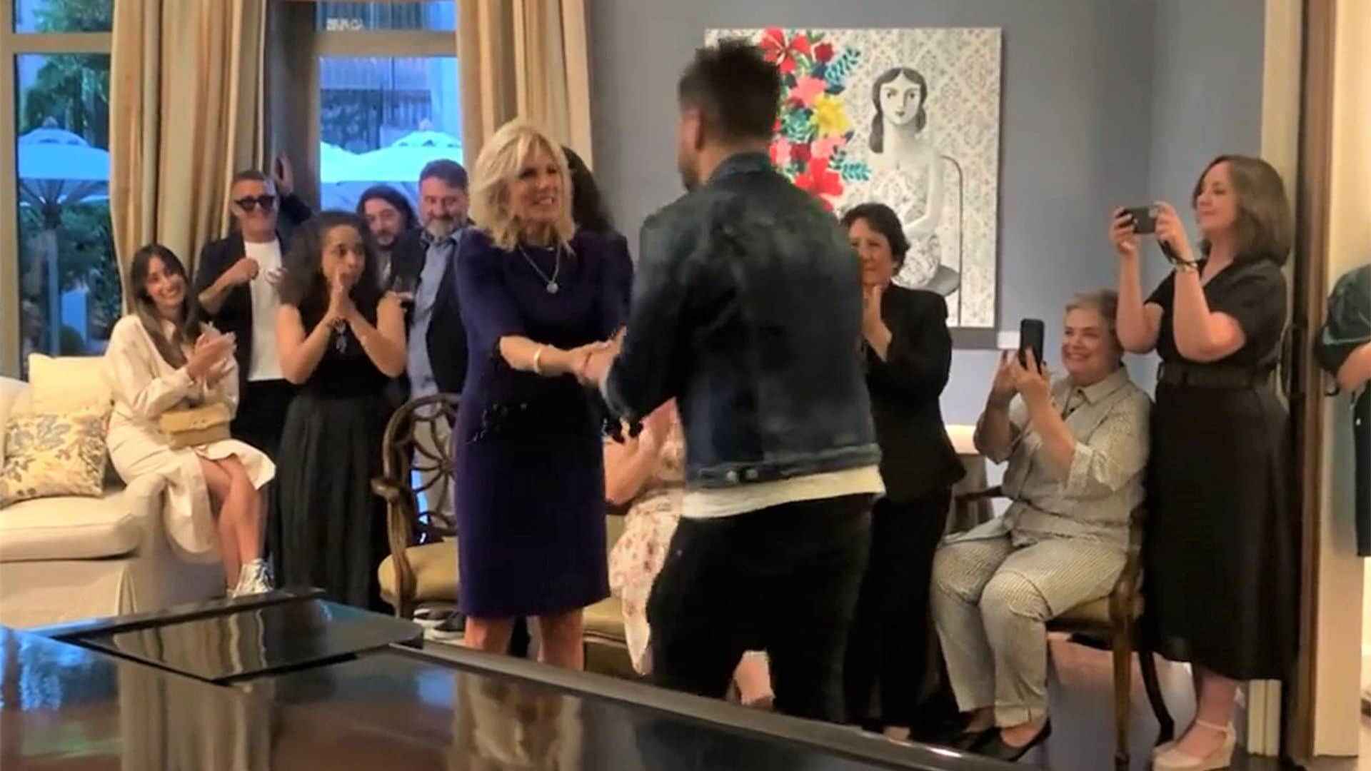 El abrazo de Jill Biden a Pablo López tras su brutal actuación al piano en la embajada americana