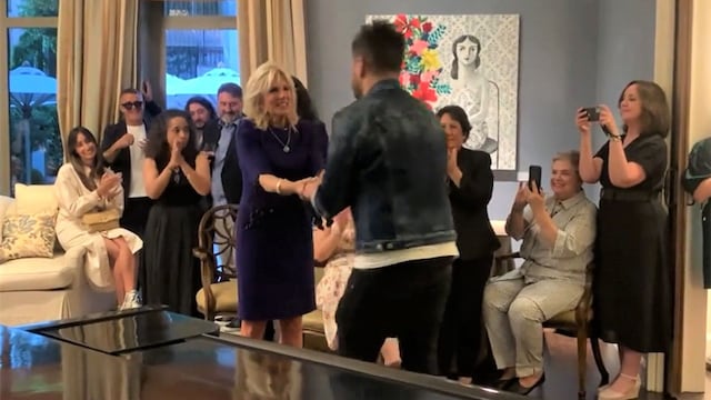 pablo lopez jill biden abrazo