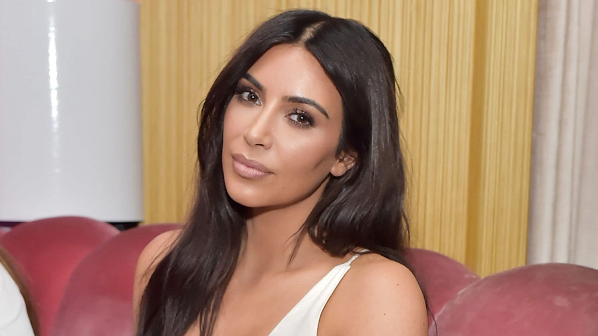 Kim Kardashian y su guiño al pasado que revive la moda de mostrar la ropa interior