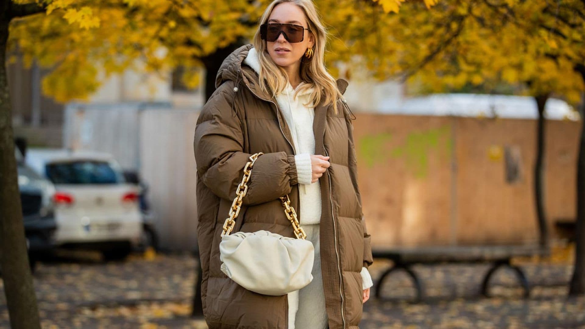 Los abrigos tipo plumas que completarán tus looks en días de nieve