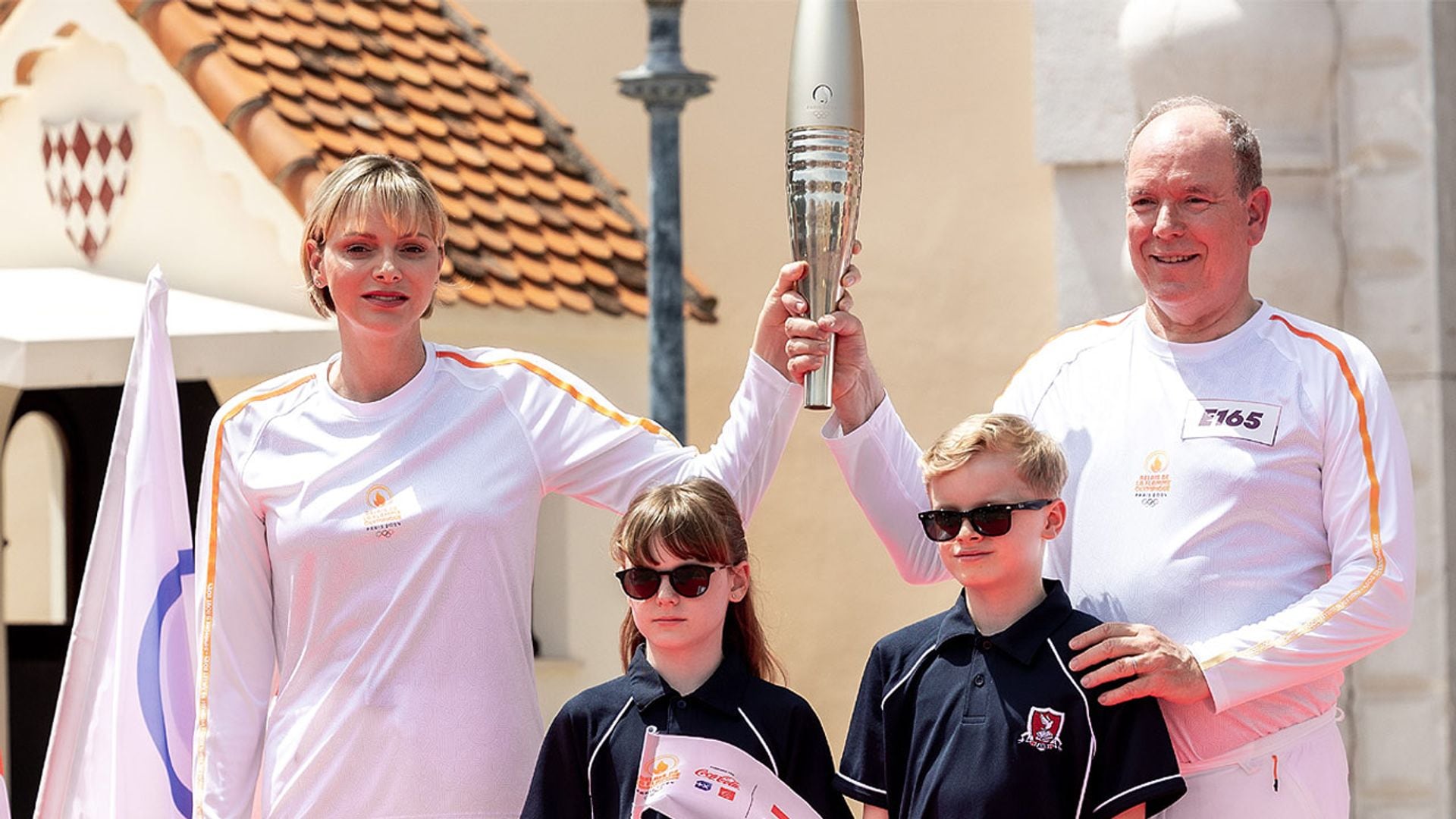 El espíritu olímpico de Charlene de Mónaco portando la llama con el príncipe Alberto y sus hijos