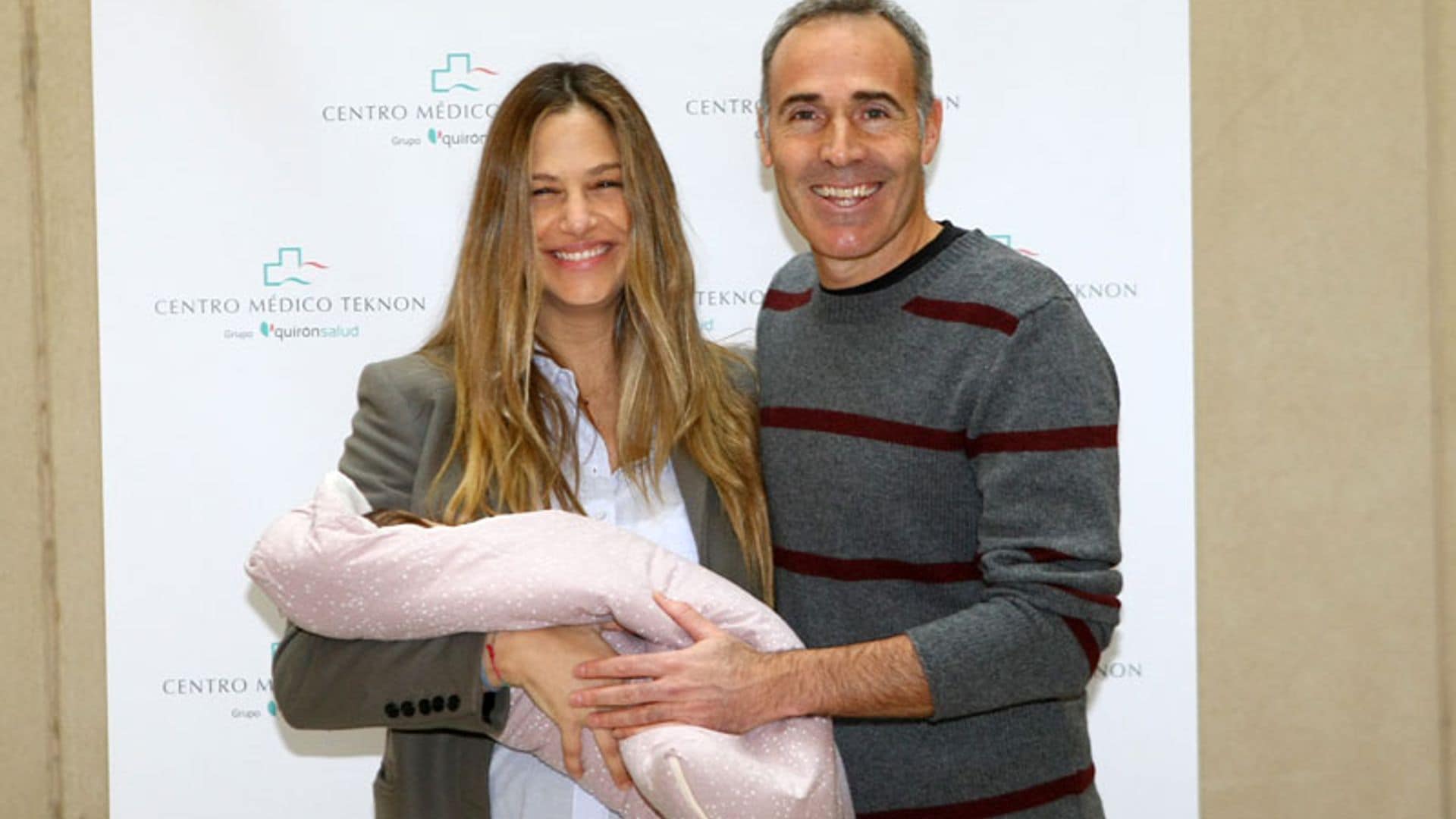 El primer paseo de Martina Klein y Álex Corretja con su hija Érika