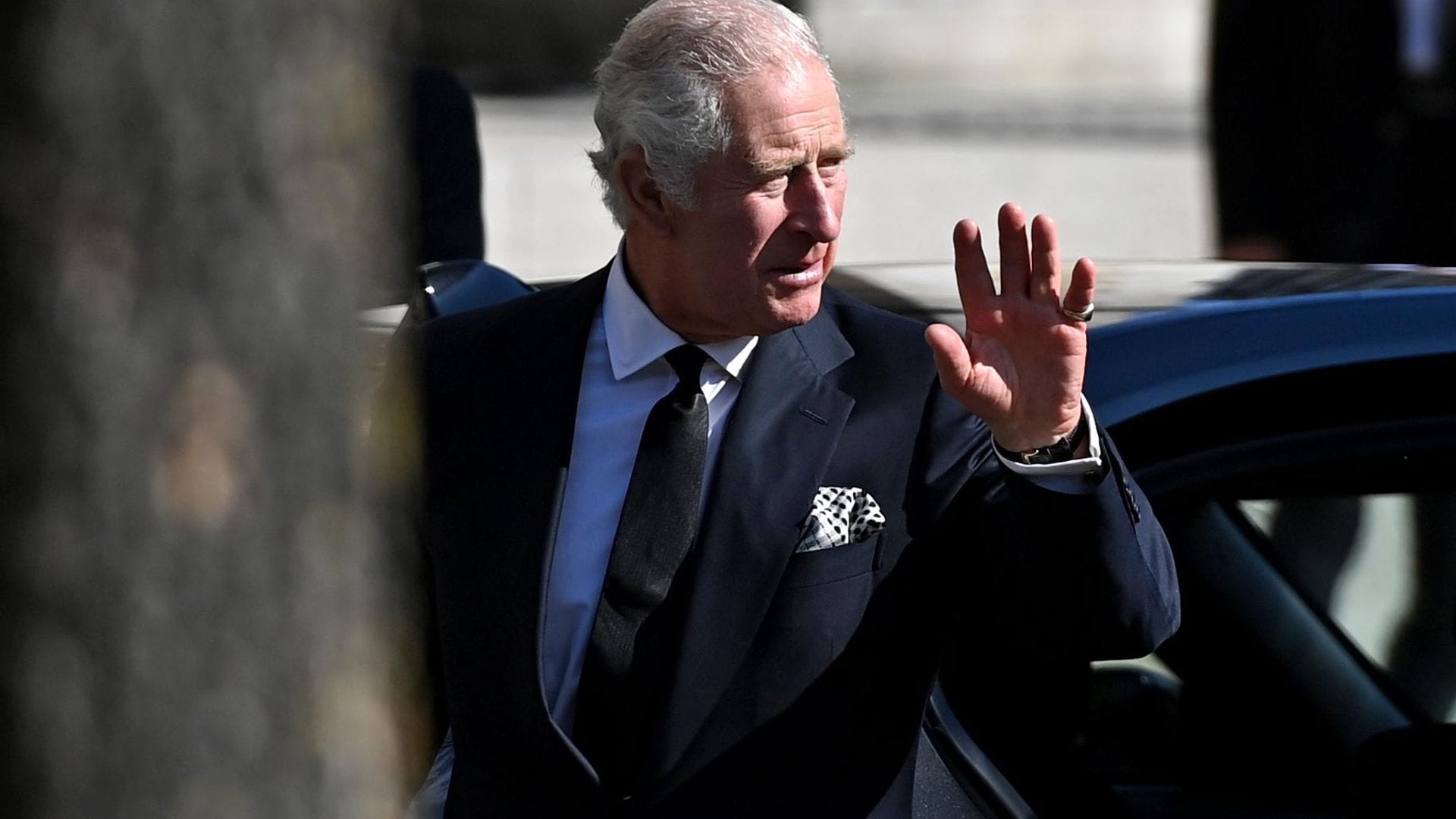 Preocupación por la salud del rey Carlos III, ¿por qué sus manos están hinchadas?