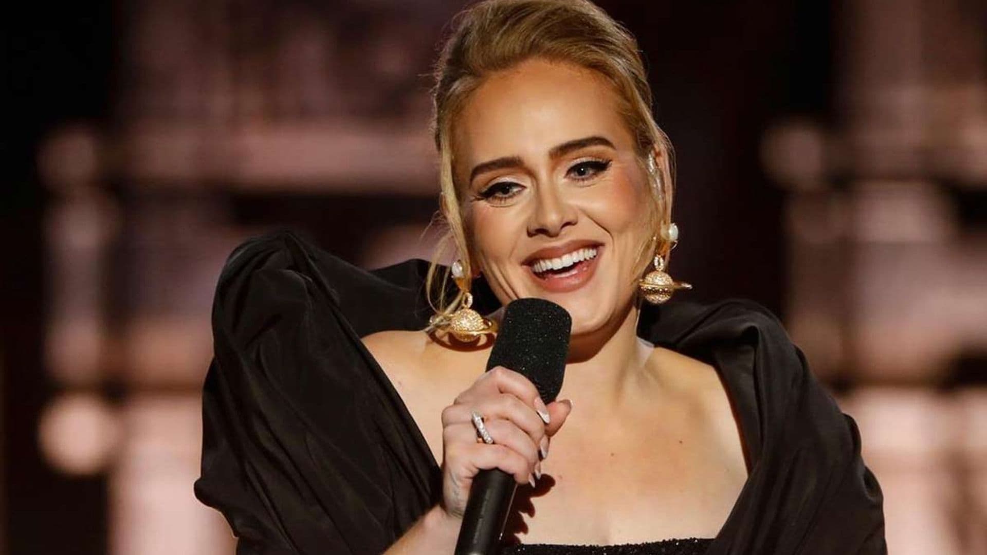 El espectacular vestido hecho a mano de Adele conecta a la cantante con Paris Hilton