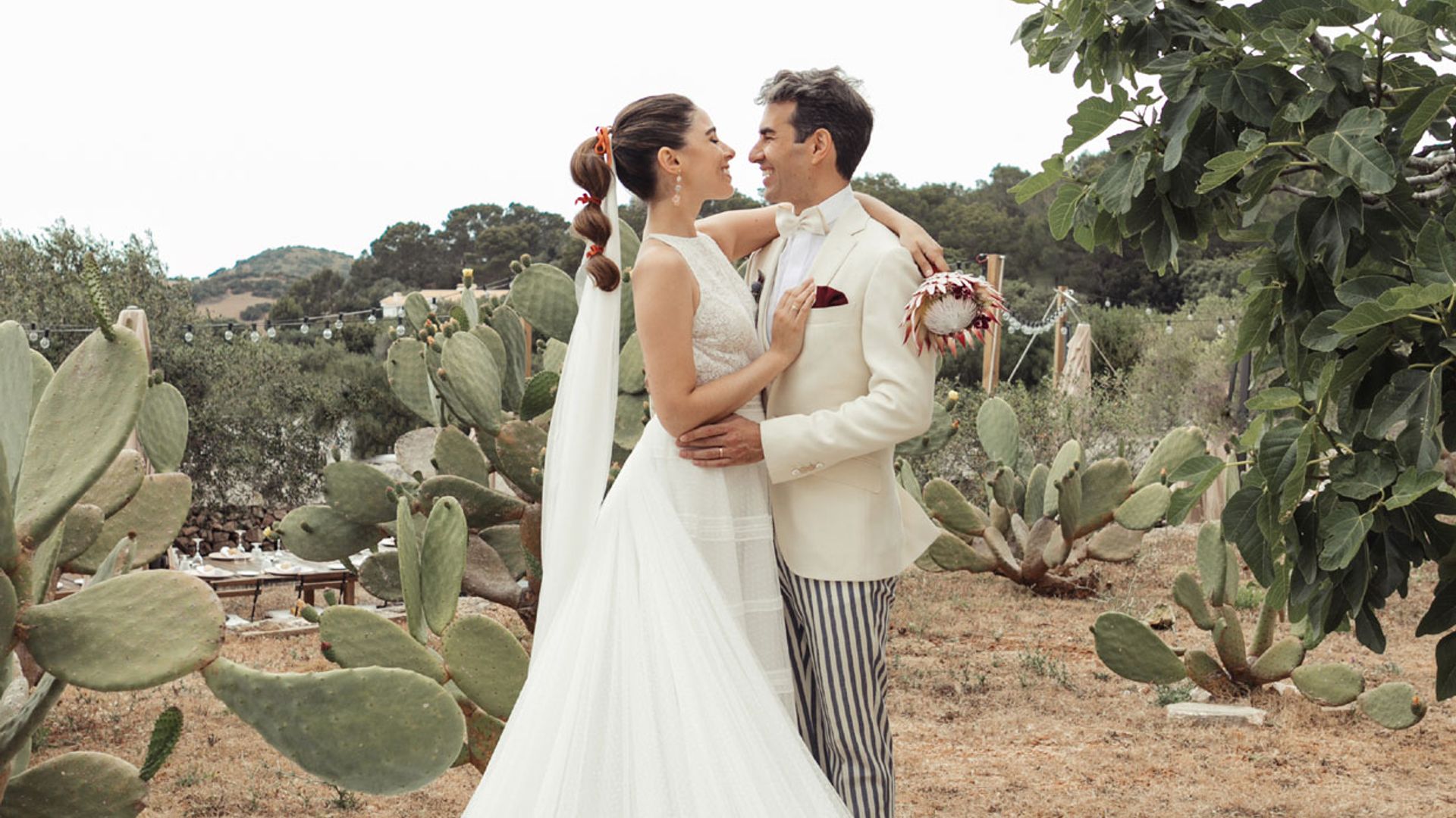 Los botines roqueros que ocultaba el vestido de novia de Candela Serrat