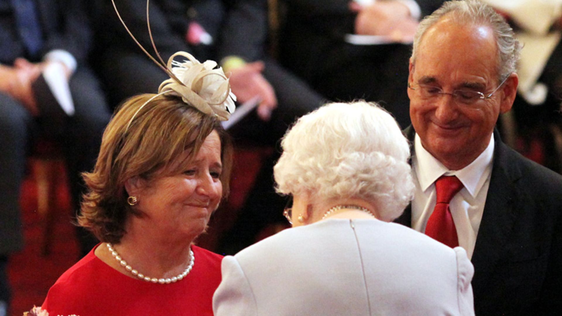 Isabel II condecora a Ignacio Echeverría por su 'gran acto de valentía' en el atentado de Londres