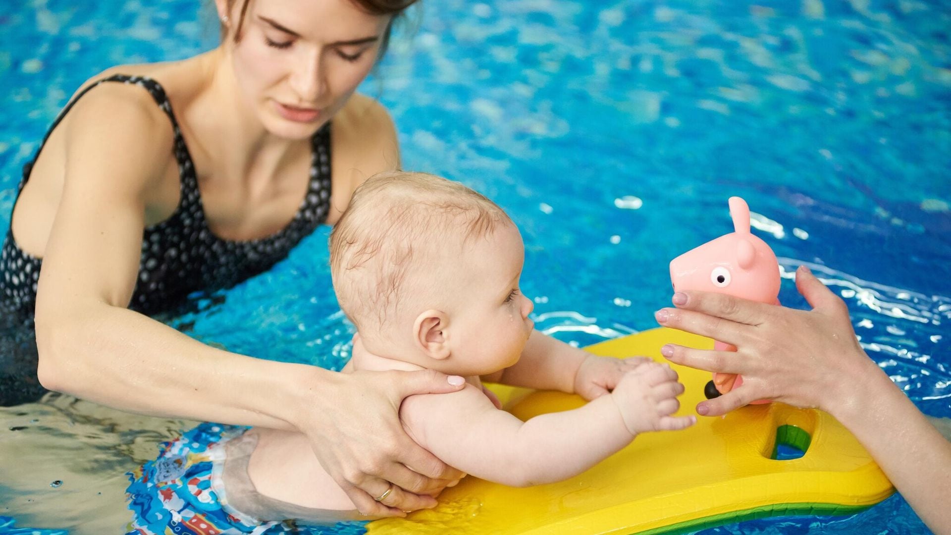 mam con beb en una piscina climatizada