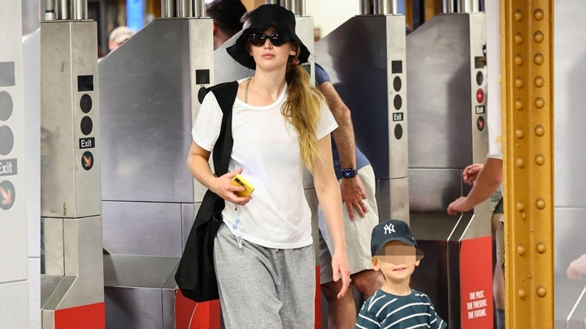 Jennifer Lawrence, una superestrella de Hollywood que viaja en metro ¡con su hijo!