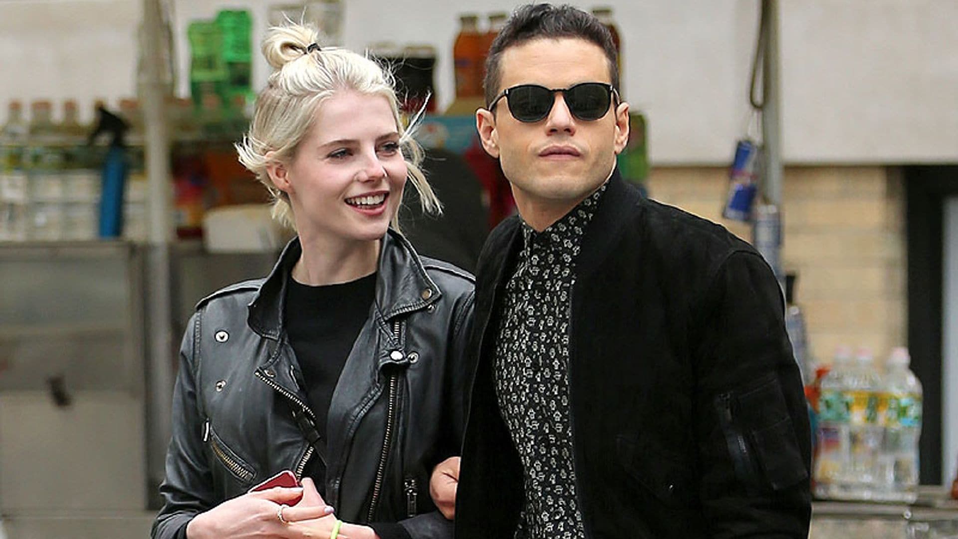 El romántico paseo del nuevo villano de James Bond, Rami Malek, con su chica, Lucy Boynton