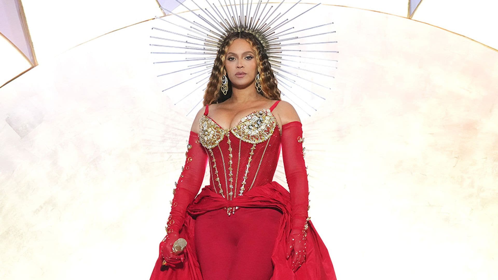 Beyoncé regresa a los escenarios con un increíble despliegue de Alta Costura