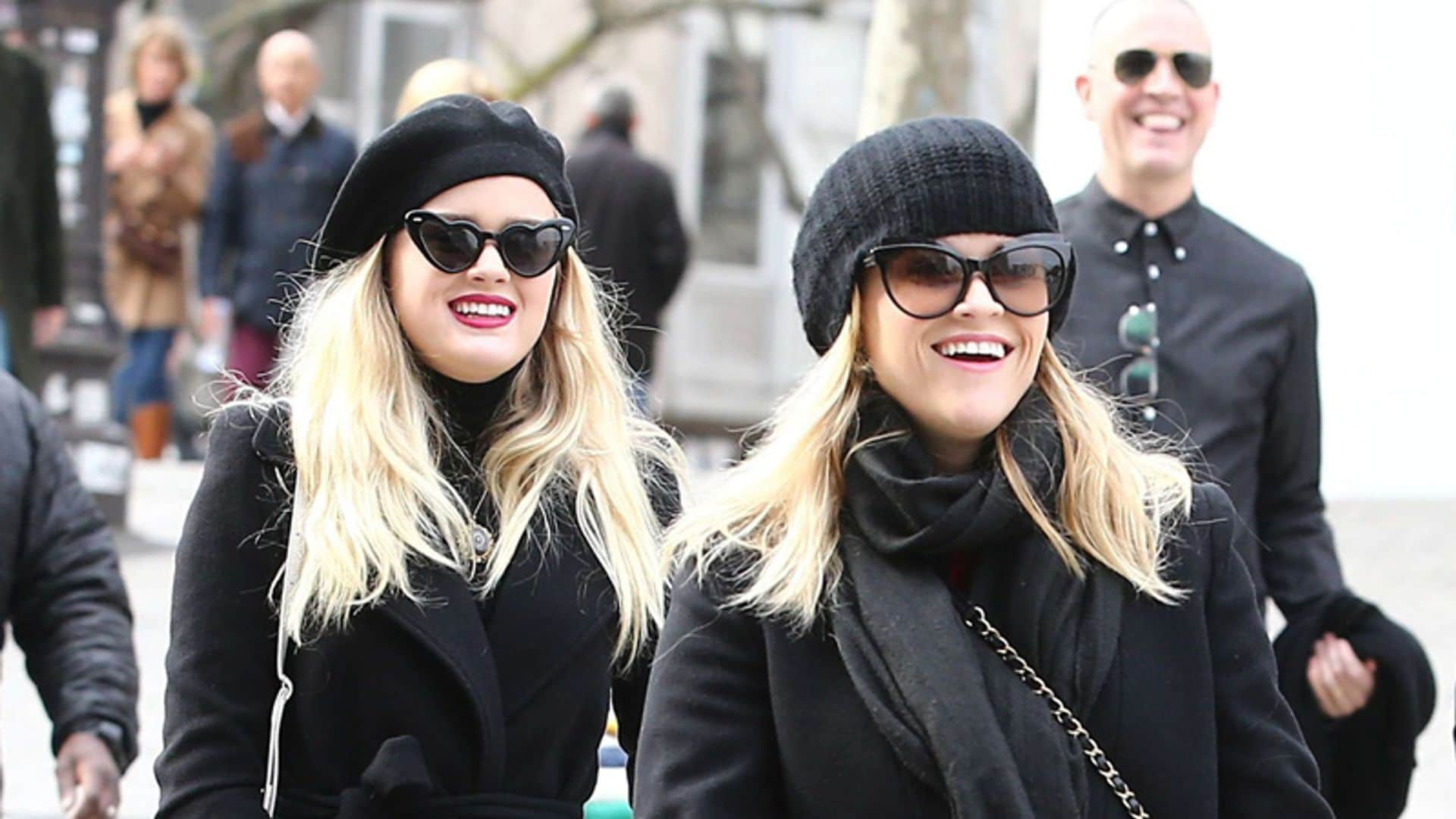 Reese Witherspoon y su familia llegan a París para el Baile de Debutantes