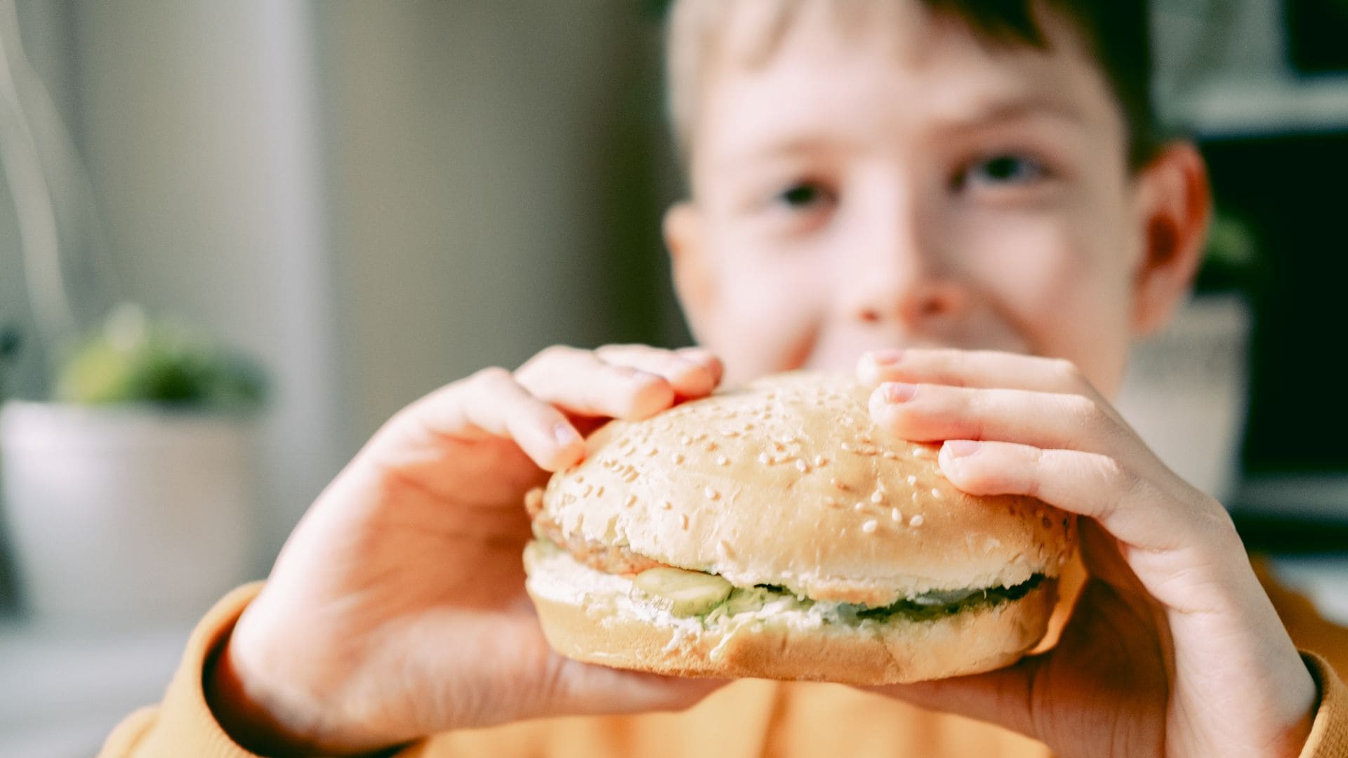 Adolescente come una hamburguesa en su casa