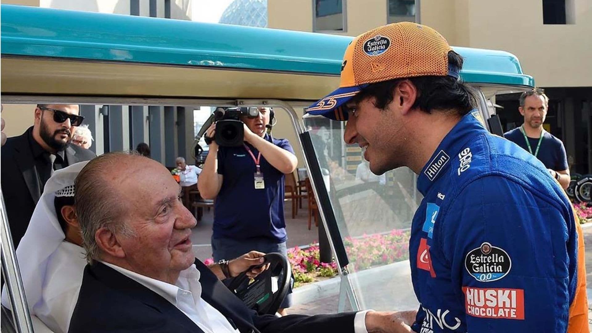 Don Juan Carlos viaja por sorpresa a los Emiratos Árabes para animar a Carlos Sainz Jr