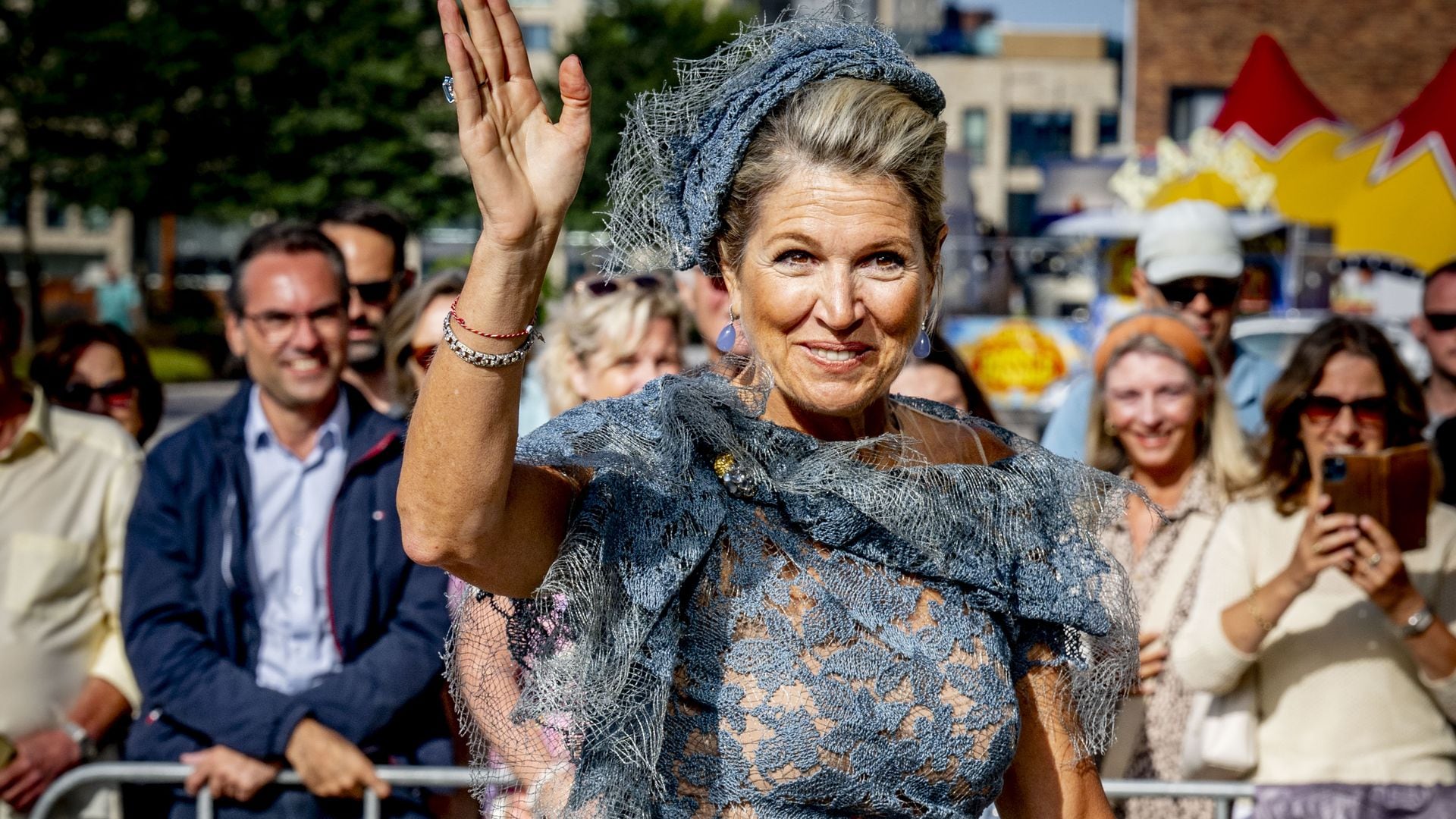 Máxima vuelve a arriesgar con un vestido transparente de encaje, tocado a juego y un gran collar de conchas