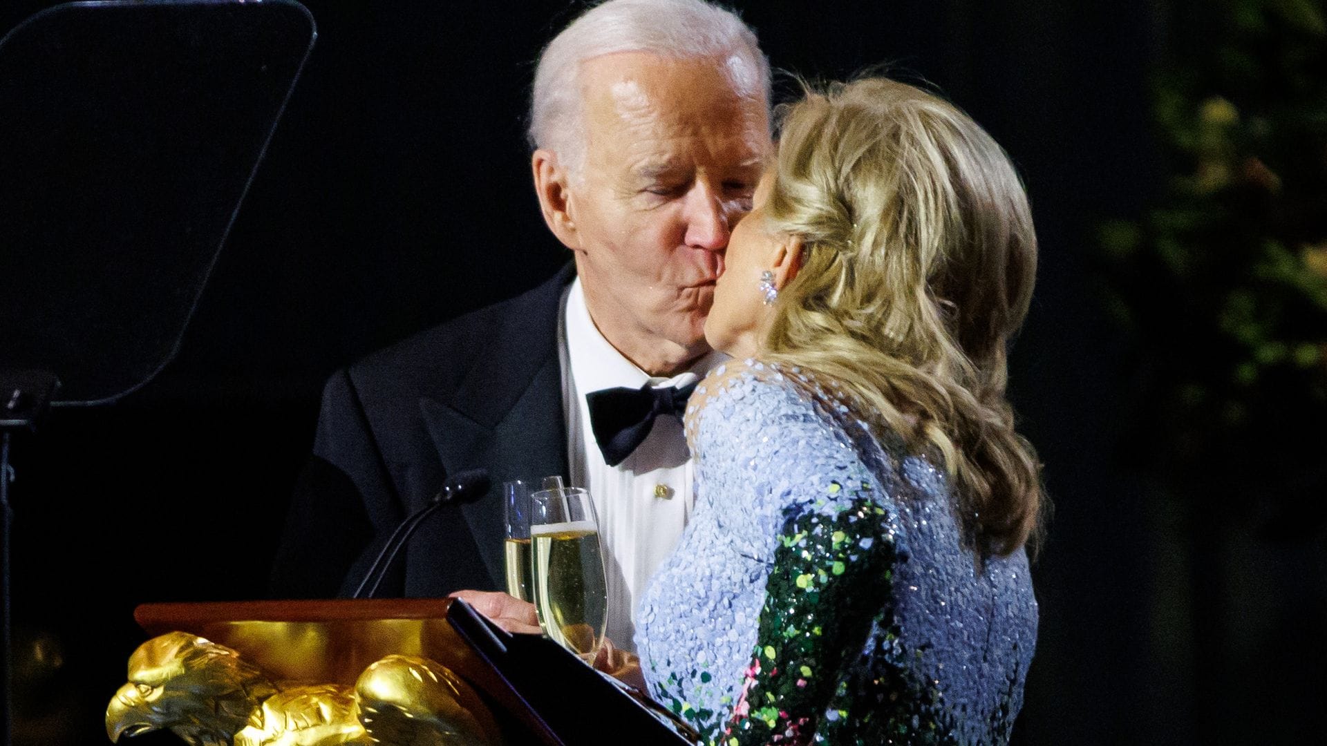 Las lágrimas de Joe Biden y el beso a su esposa Jill en su cena de despedida de la Casa Blanca