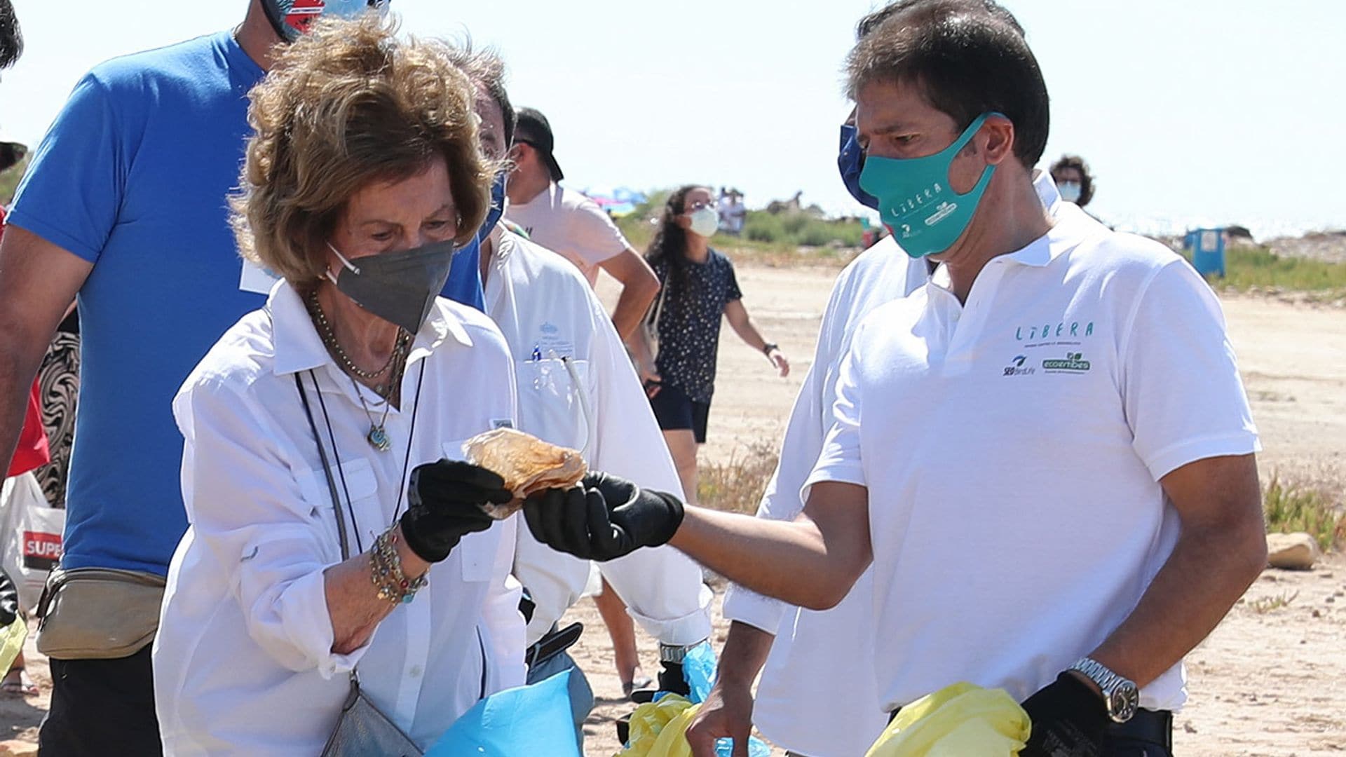 Doña Sofía vuelve un año más a la arena de la playa para colaborar en las tareas de limpieza