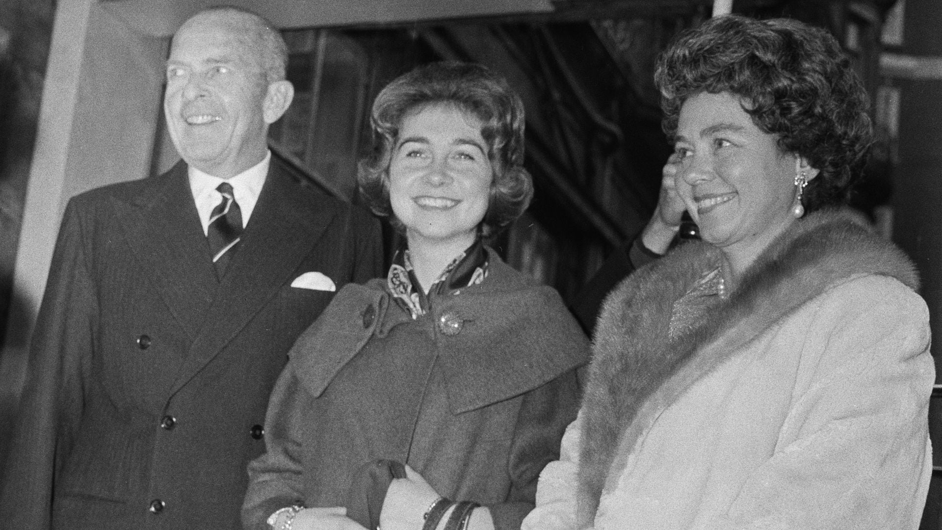 La reina Sofía, entonces princesa de Grecia, con sus padres, los reyes Pablo y Federica de Grecia en una imagen tomada en 1961