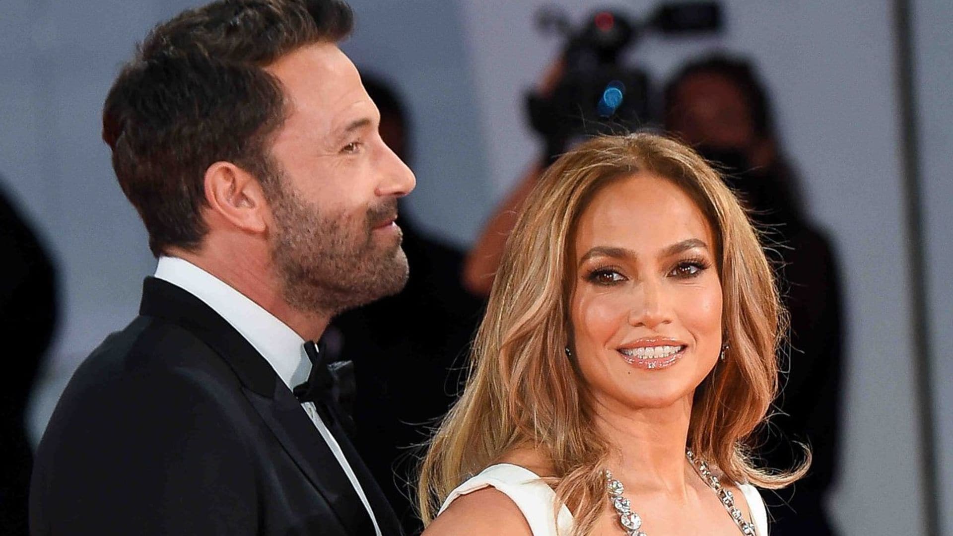 Jennifer Lopez y Ben Affleck revolucionan Venecia en su primer posado en la alfombra roja