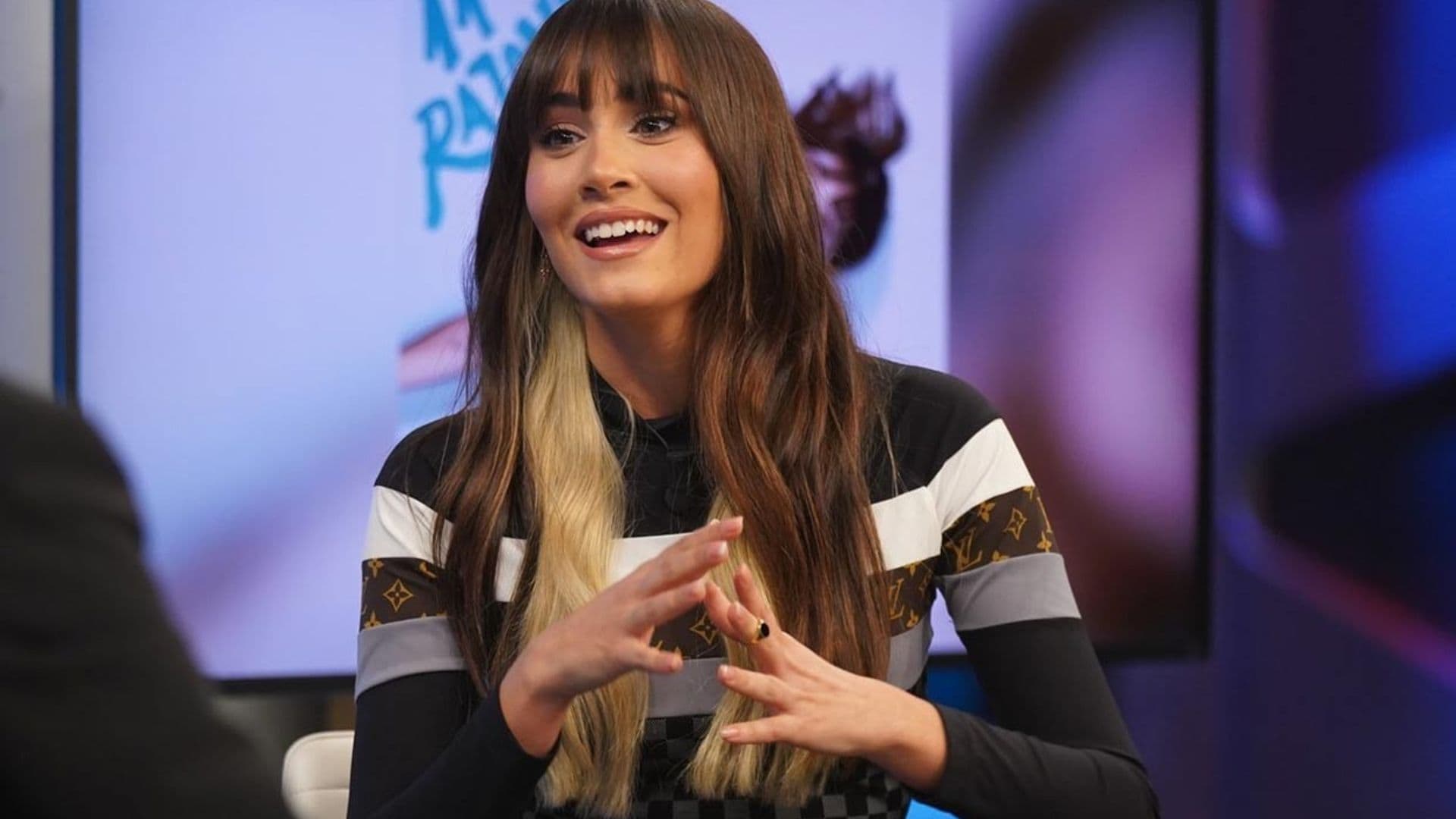 Aitana triunfa con su look en televisión: minifalda trapecio y las 'combat boots' de Leonor