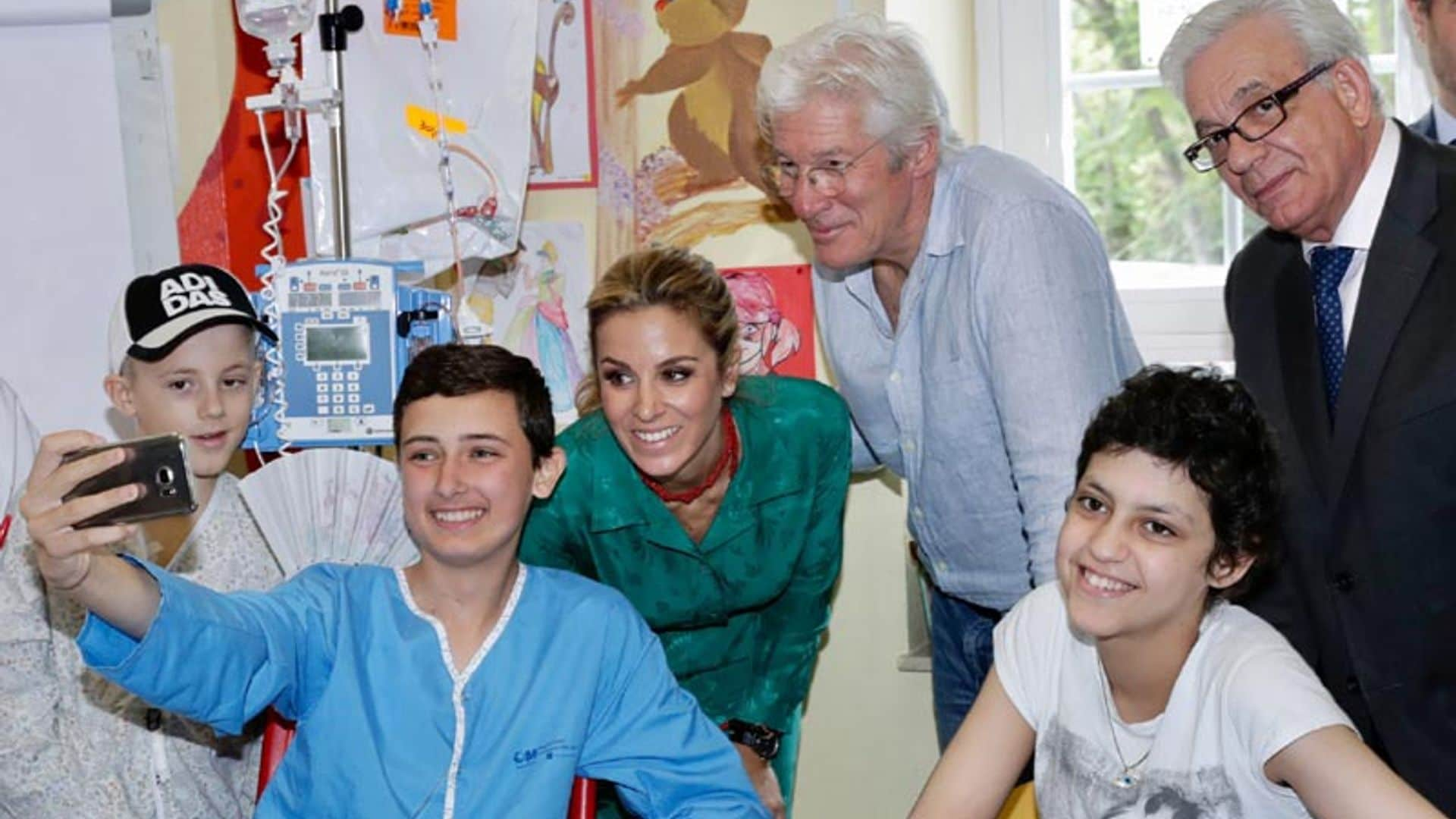 Richard Gere y Alejandra Silva sorprenden y emocionan a los niños enfermos del hospital Niño Jesús