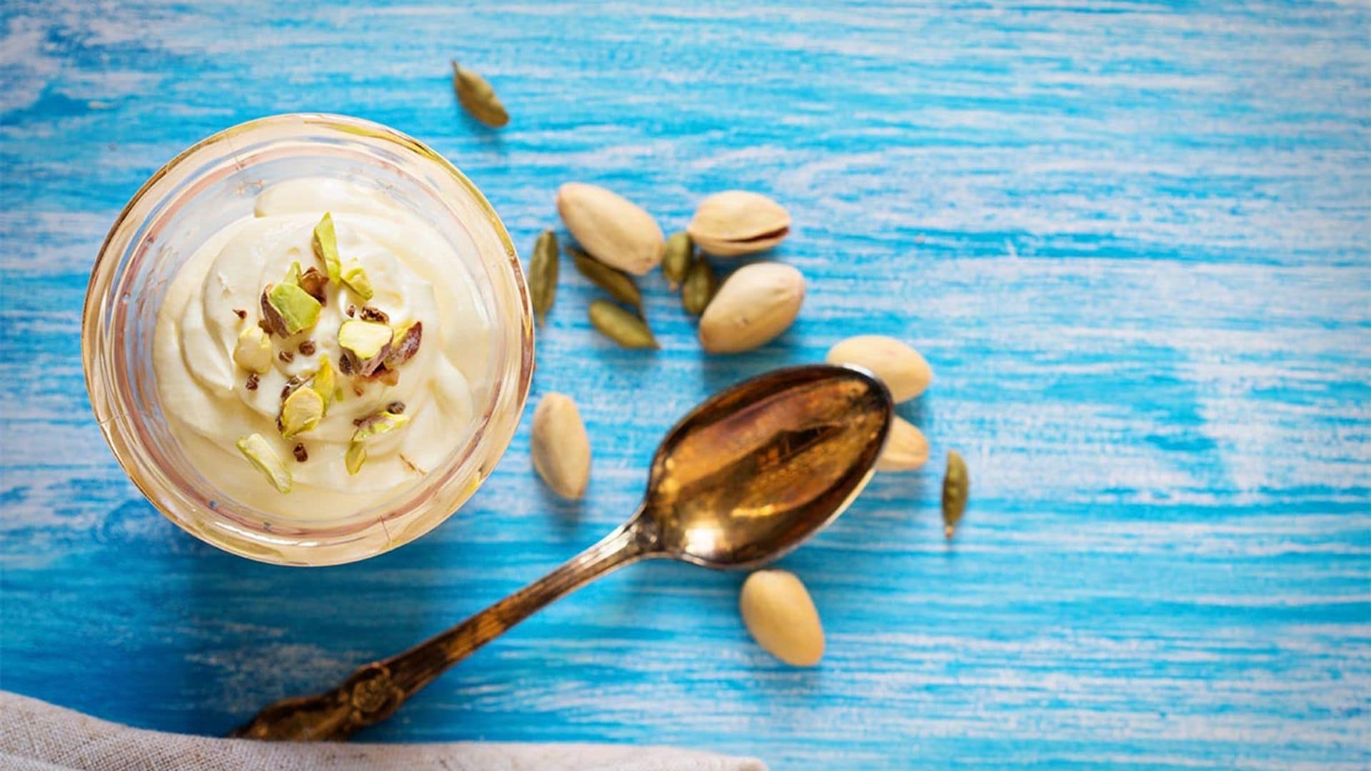 Yogur con azafrán, miel y pistachos