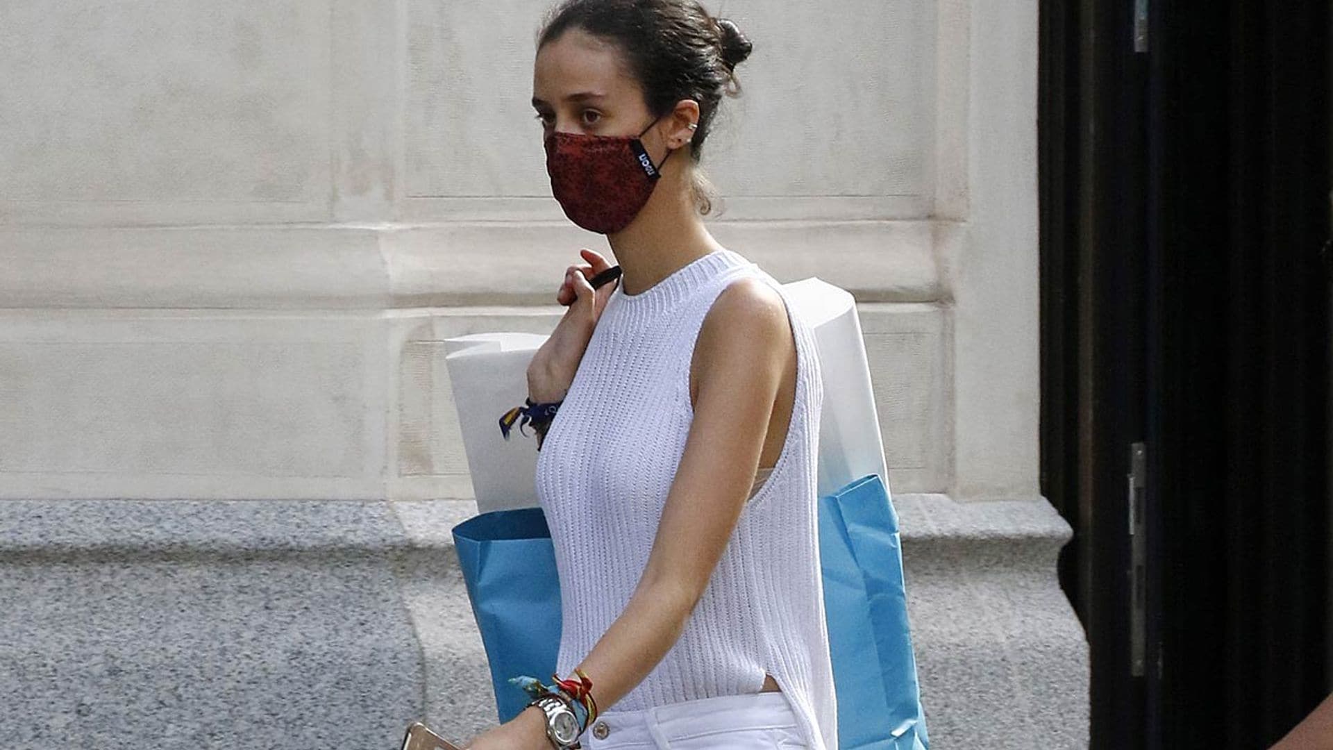 El look 'piernas infinitas' de Victoria de Marichalar para un día de compras con amigas