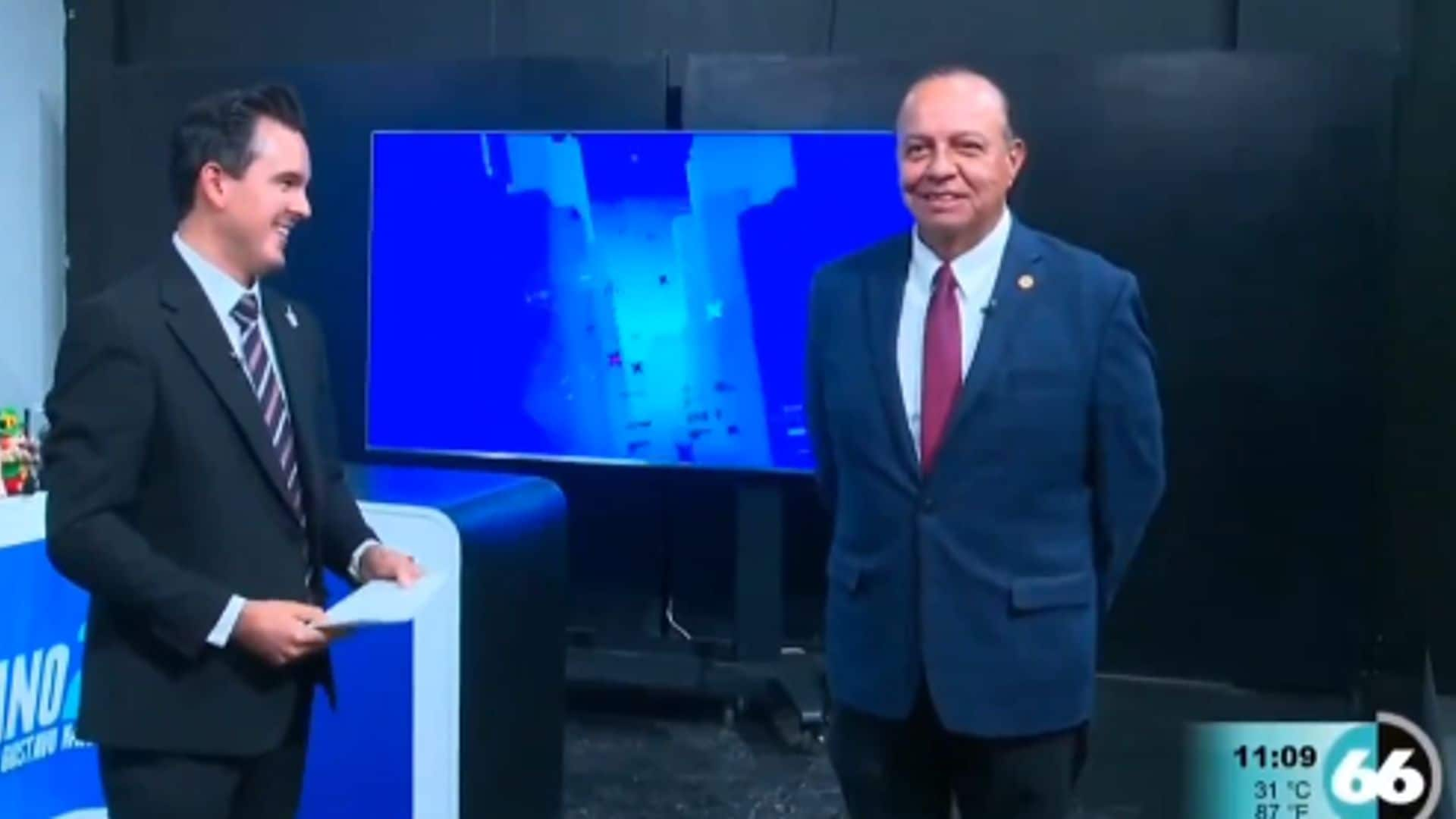 El director de una cadena mexicana despide en directo a uno de sus presentadores