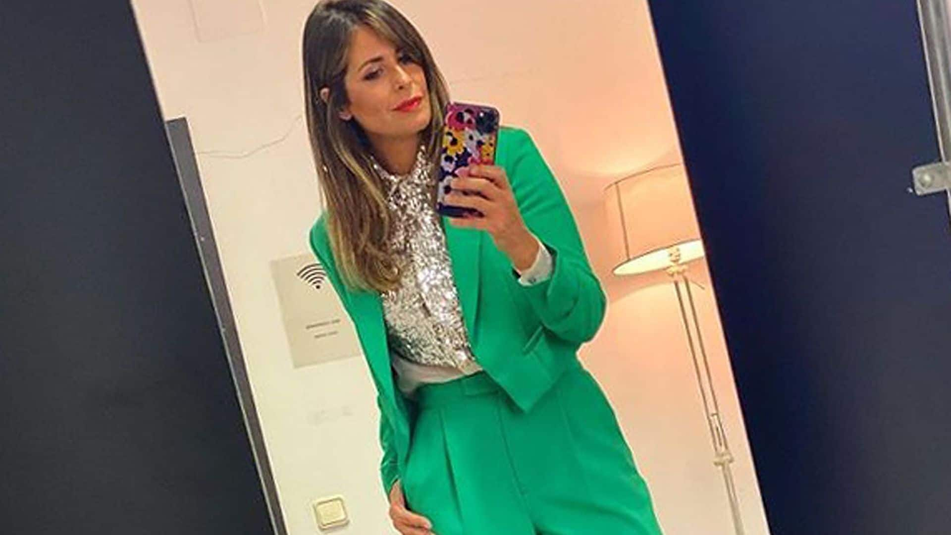 Traje eléctrico y camisa de lentejuelas: Nuria Roca deslumbra en su último proyecto