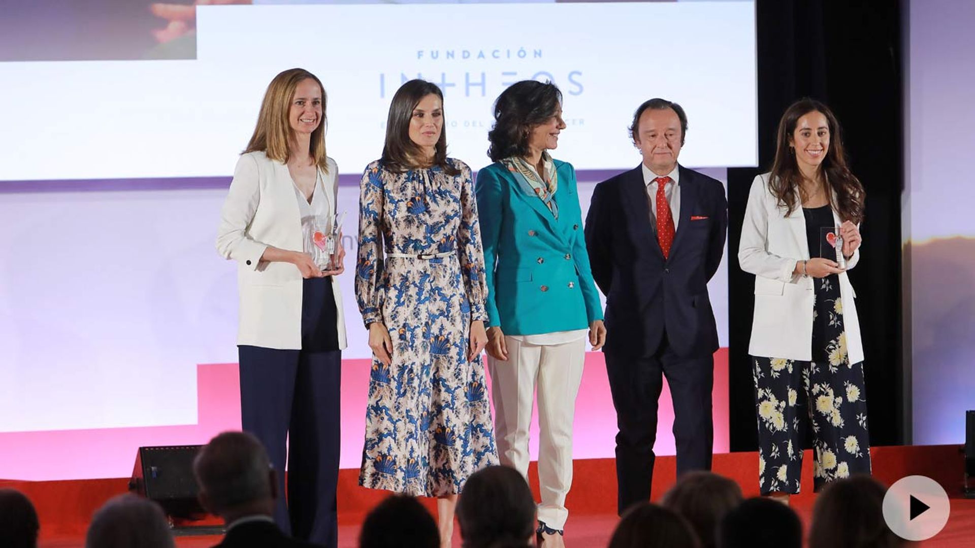 La Fundación Intheos recibe un importante galardón de manos de la reina Letizia