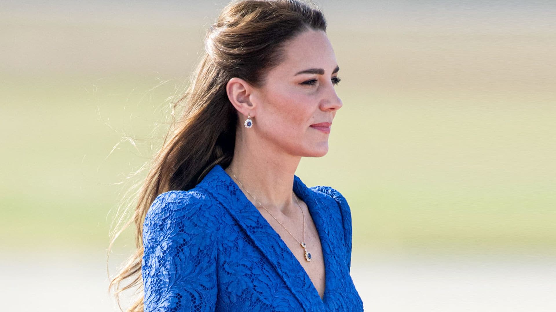 Kate llega a Belice con un nuevo vestido 'cintura de avispa' y joyas de la princesa Diana