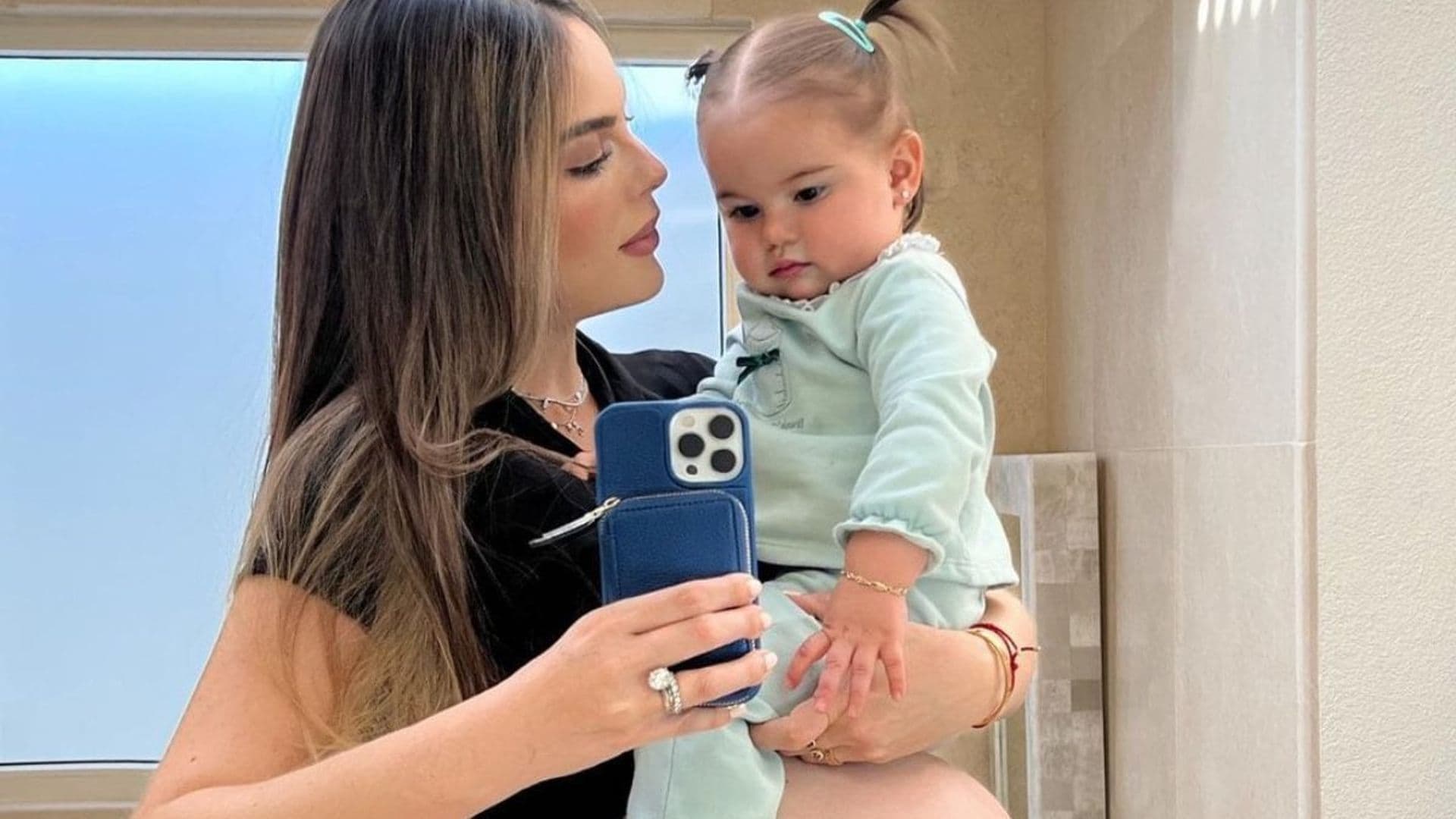 Acompañada de su hija, Ximena Navarrete presume su pancita de 30 semanas de embarazo