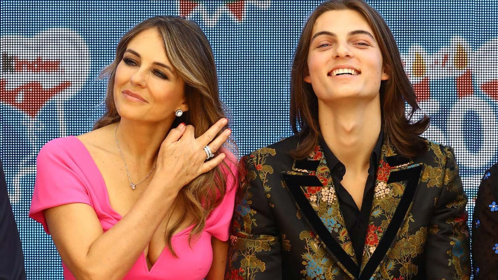 El hijo de Elizabeth Hurley debuta como modelo y el parecido con su madre te sorprenderá