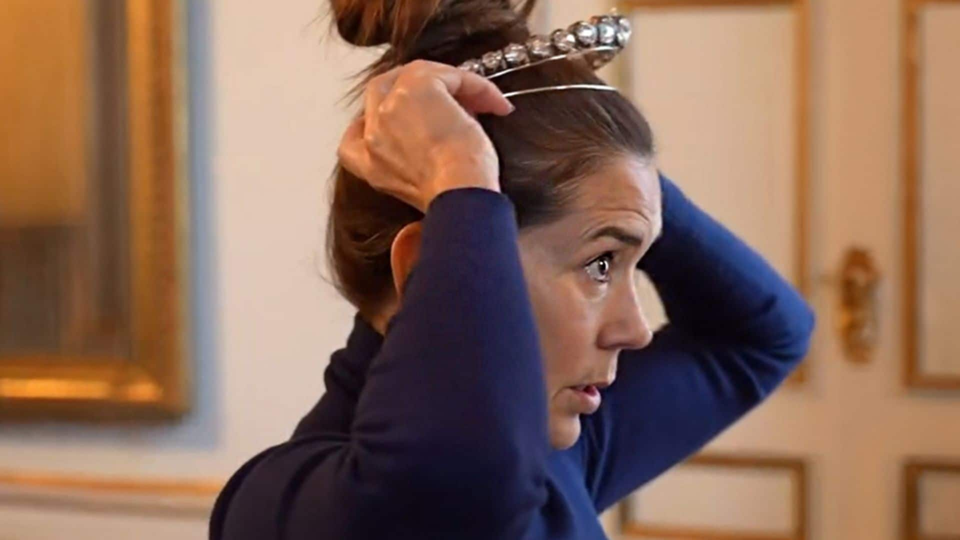 Mary de Dinamarca muestra lo que ninguna Reina ha enseñado: cómo se hace su primera tiara