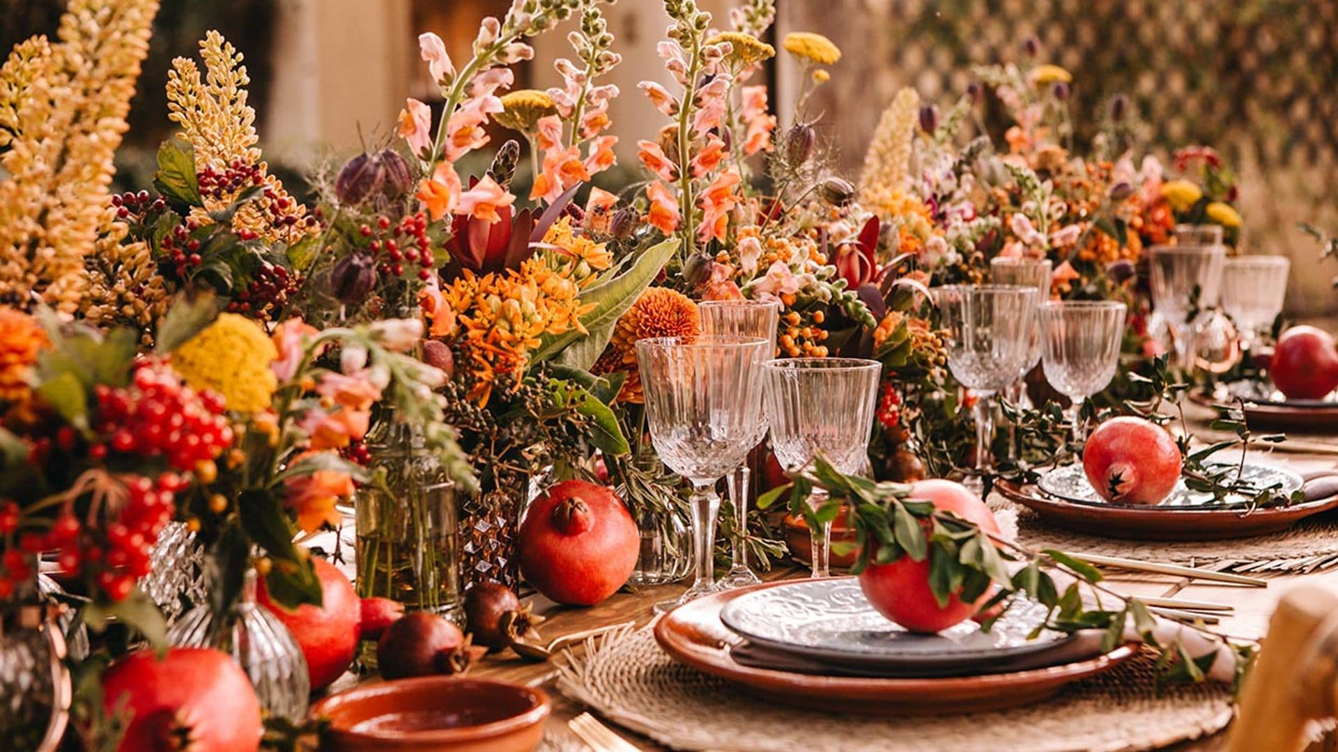 Los centros de mesas para bodas que más gustan a las floristas están llenos de color